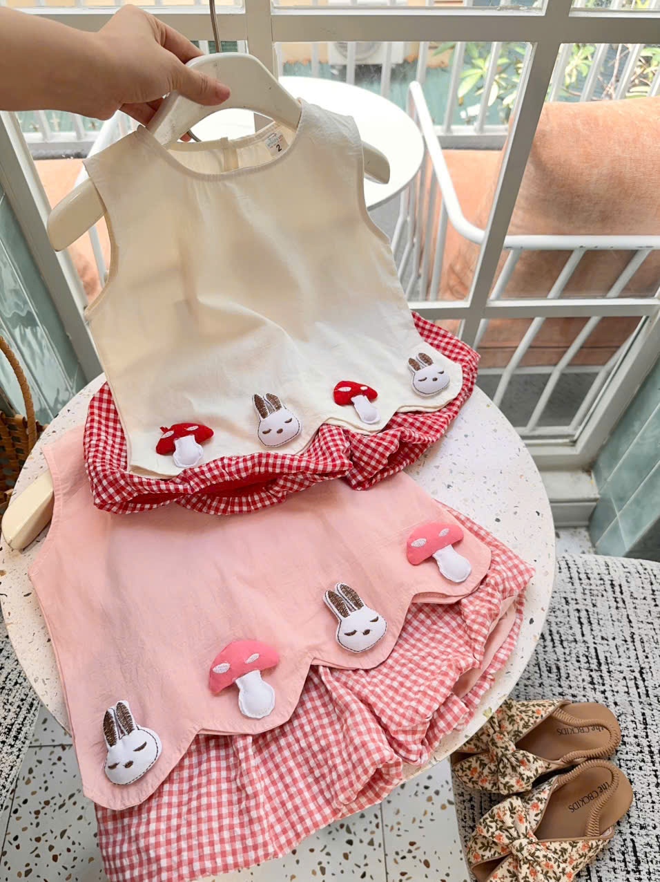 B838 - SET ÁO TRẮNG THỎ NẤM QUẦN BÌ CARO ĐỎ