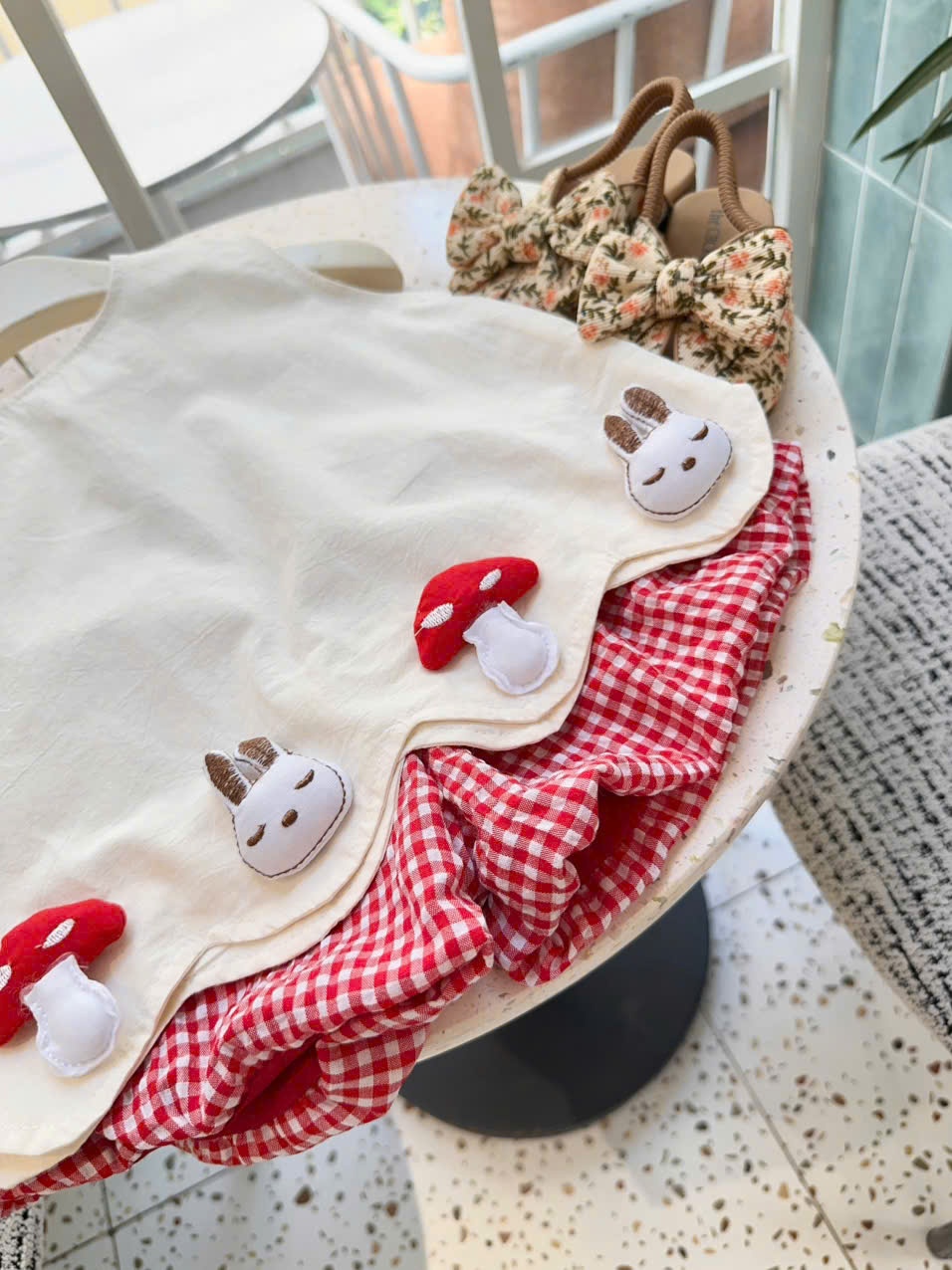 B838 - SET ÁO TRẮNG THỎ NẤM QUẦN BÌ CARO ĐỎ