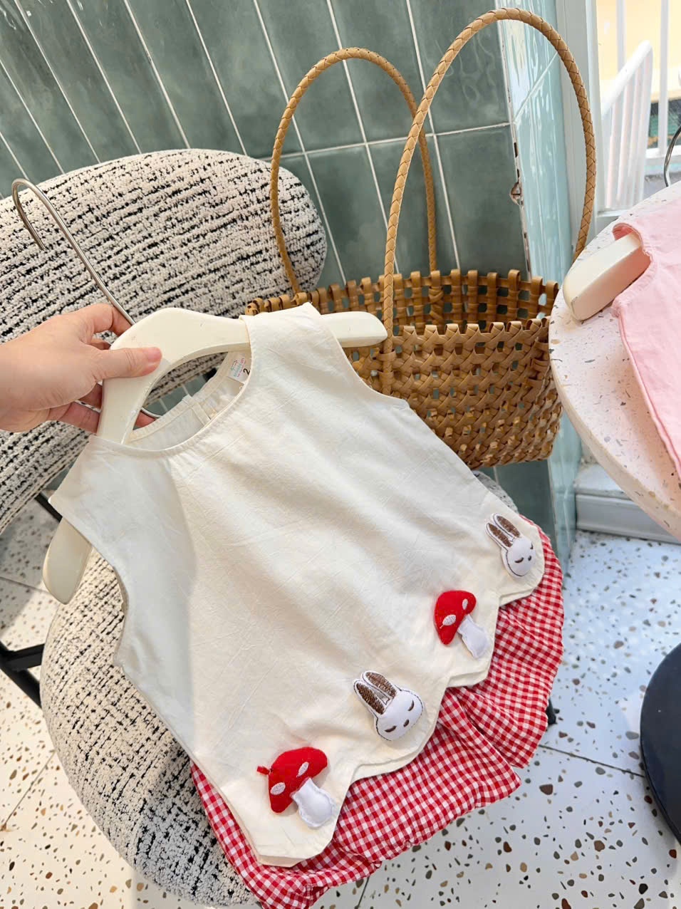 B838 - SET ÁO TRẮNG THỎ NẤM QUẦN BÌ CARO ĐỎ