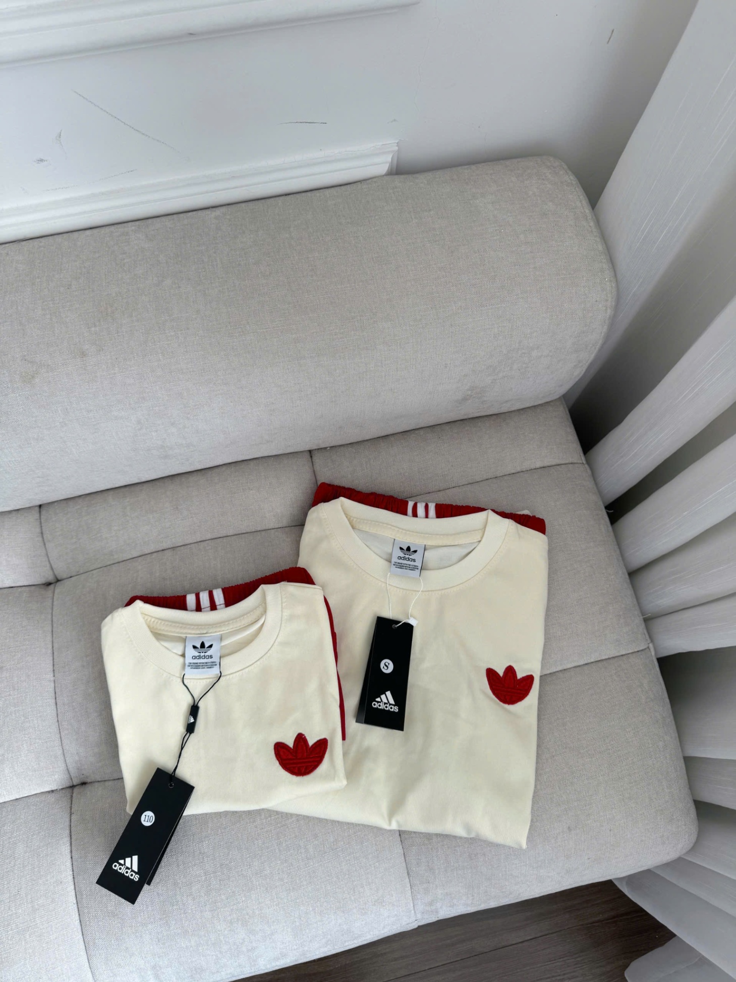 C239 - SET BỘ ÁO TRẮNG LOGO NGỰC QUẦN ĐỎ MẸ CON