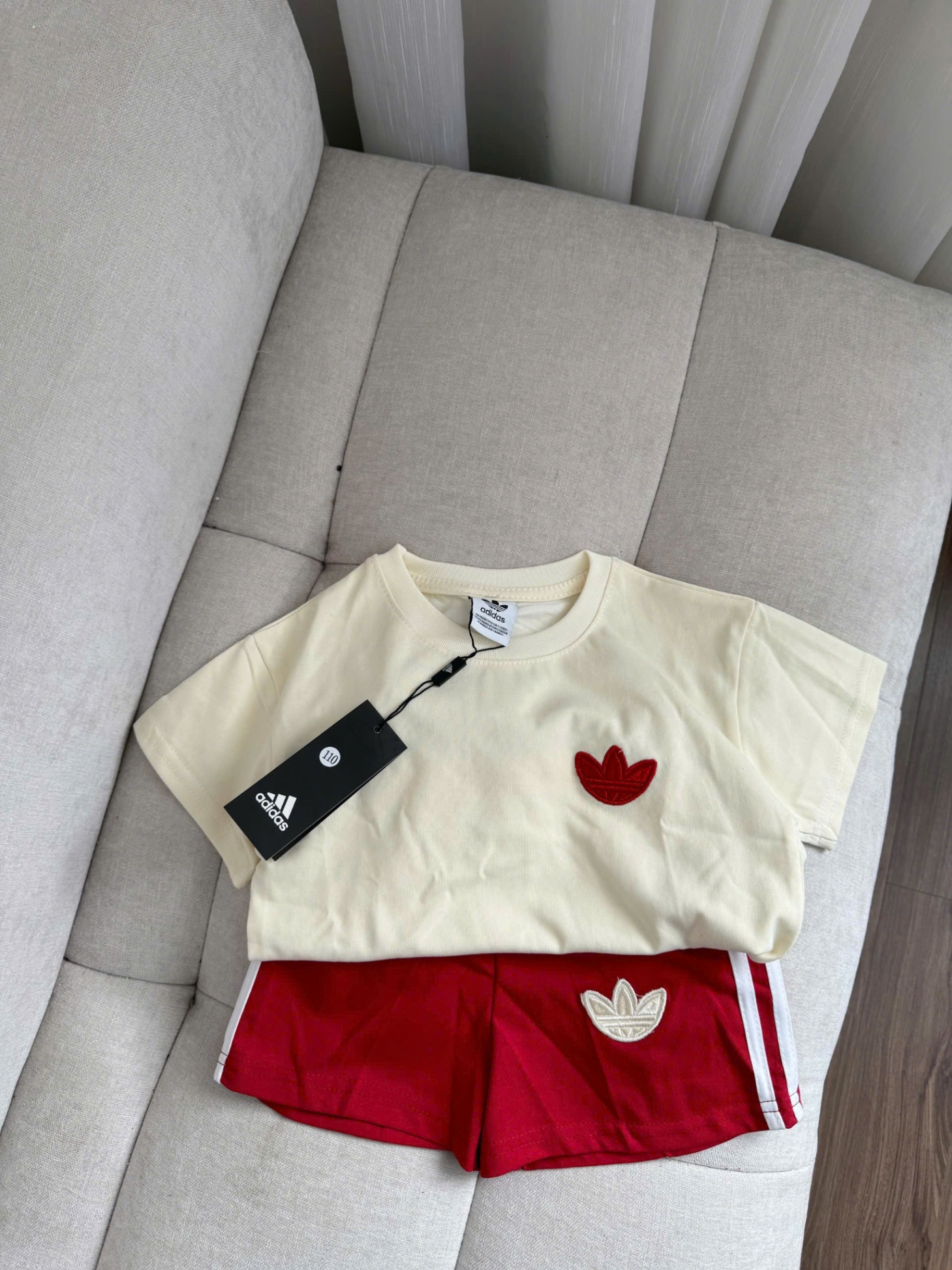C239 - SET BỘ ÁO TRẮNG LOGO NGỰC QUẦN ĐỎ MẸ CON
