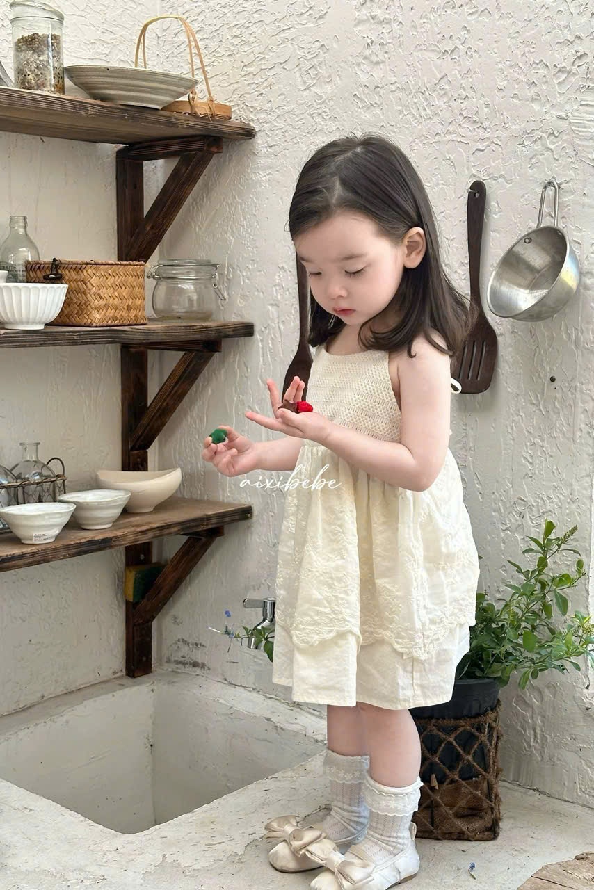 A940 - VÁY KEM 2 DÂY CHÉO LƯNG PHỐI REN THÊU HOA