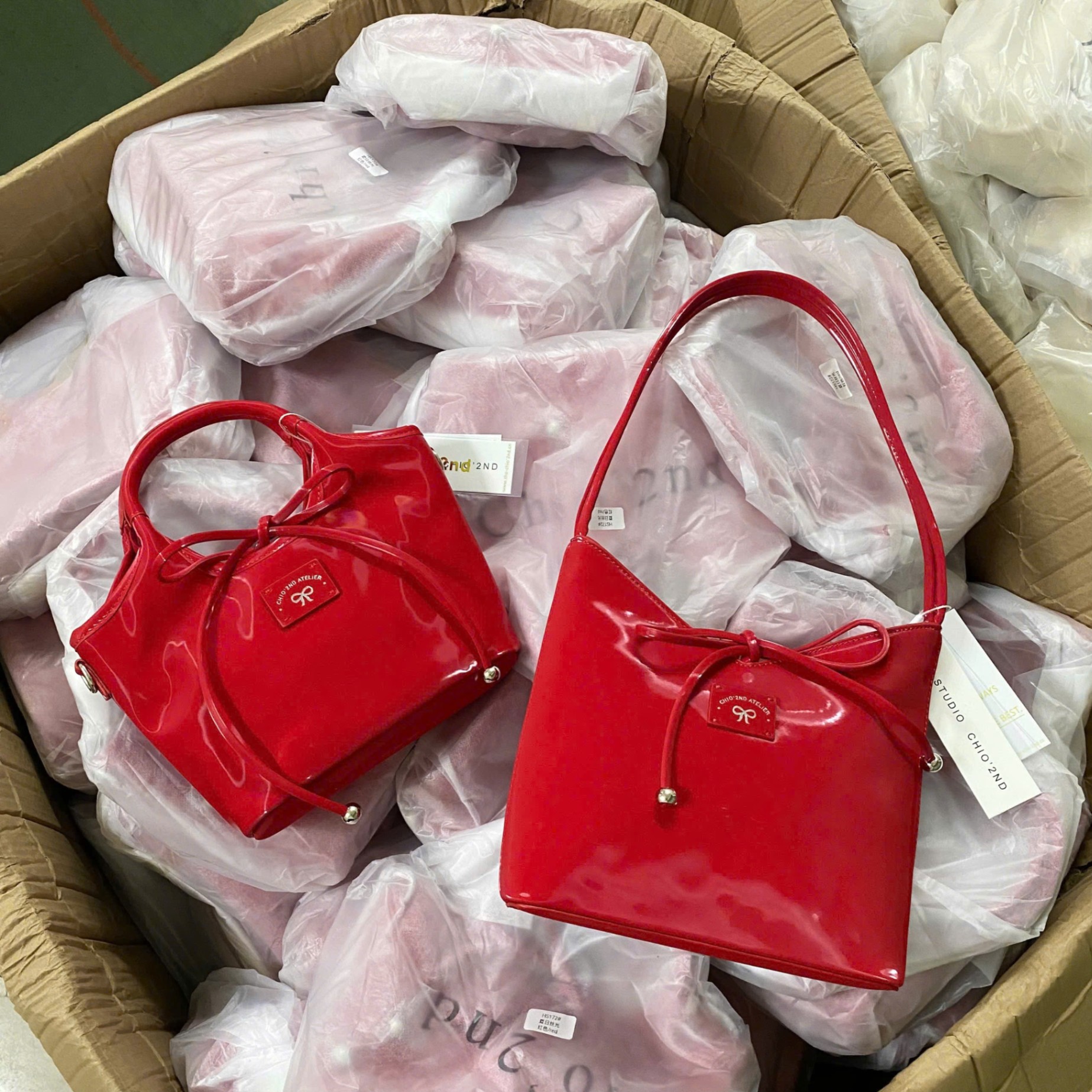 B684 - TÚI XÁCH CHIO ĐỎ KẸP NÁCH