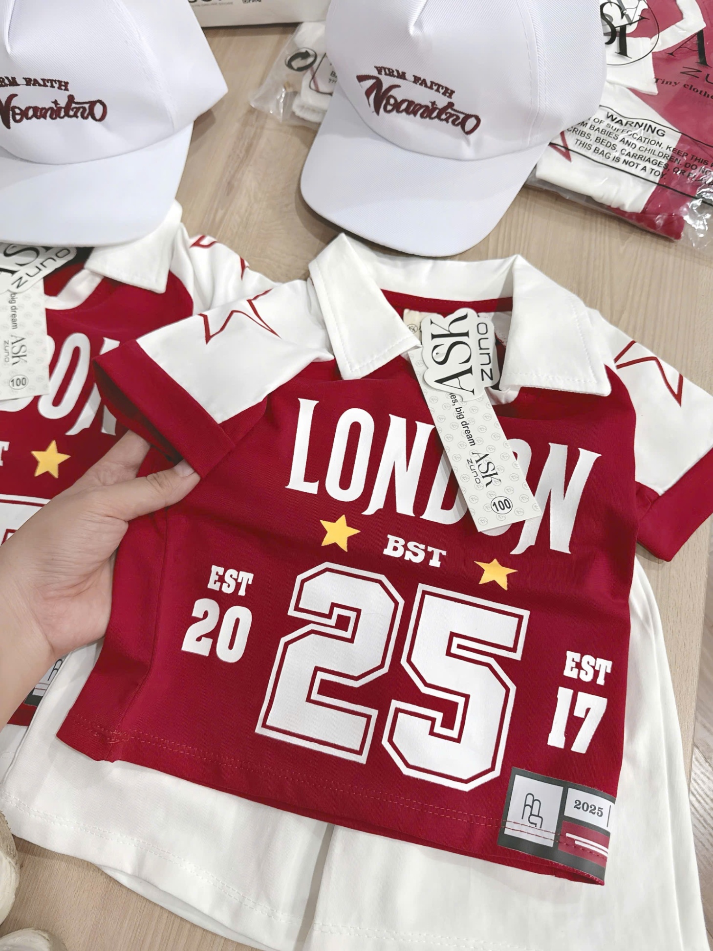 C220 - SET BỘ LONDON 25 ĐỎ PHỐI TRẮNG BÉ TRAI KÈM MŨ