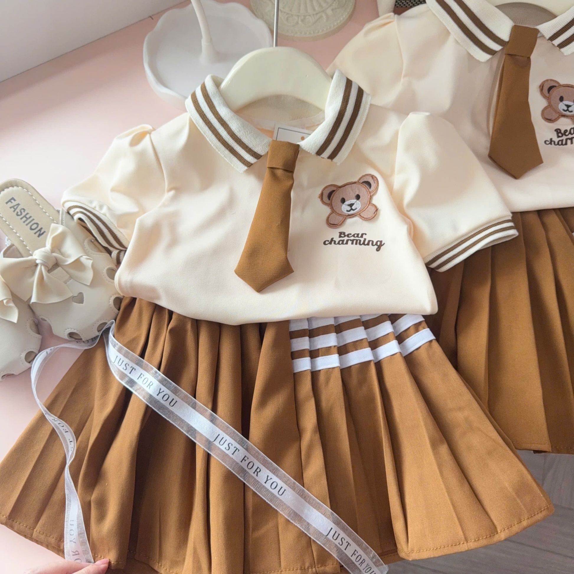 C215 - SET ÁO POLO THÊU GẤU KÈM CAVAT MIX CV NÂU