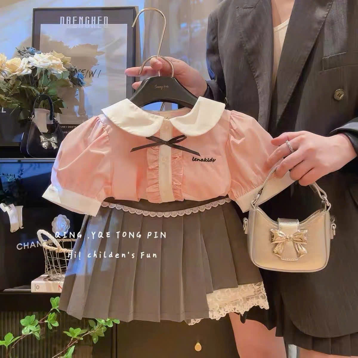 A912 - SET ÁO SƠ MI HỒNG CỔ SEN TRẮNG CV MÌ XÁM XẾP LY
