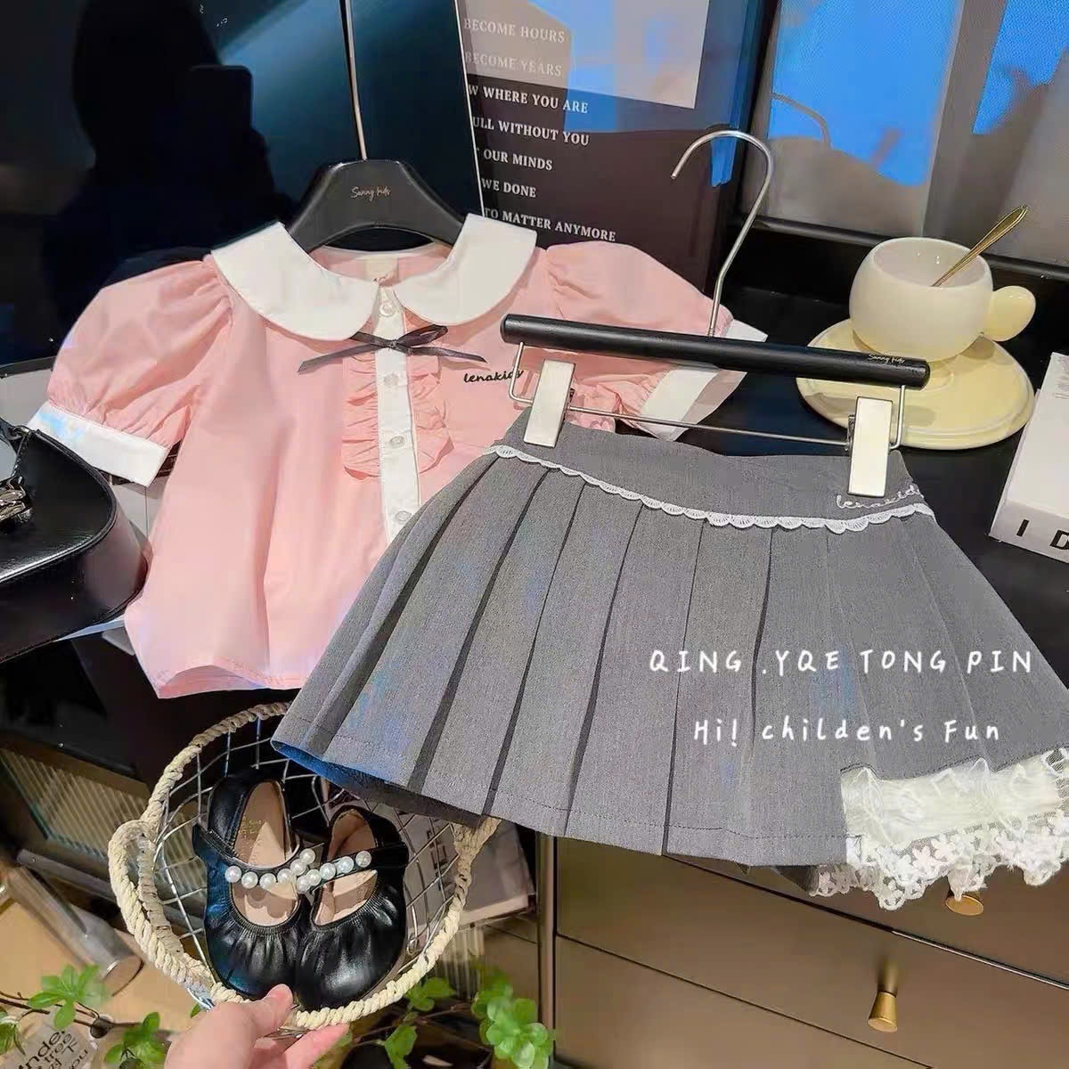 A912 - SET ÁO SƠ MI HỒNG CỔ SEN TRẮNG CV MÌ XÁM XẾP LY