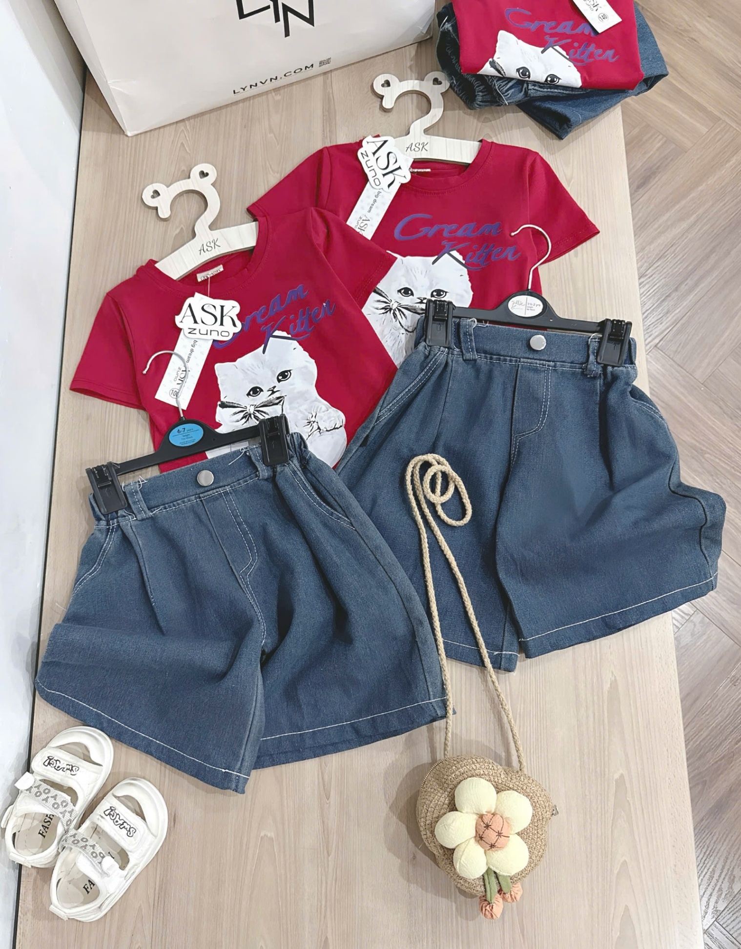 A621 - SET ÁO ĐỎ MÈO TRẮNG QUẦN JEAN NGỐ