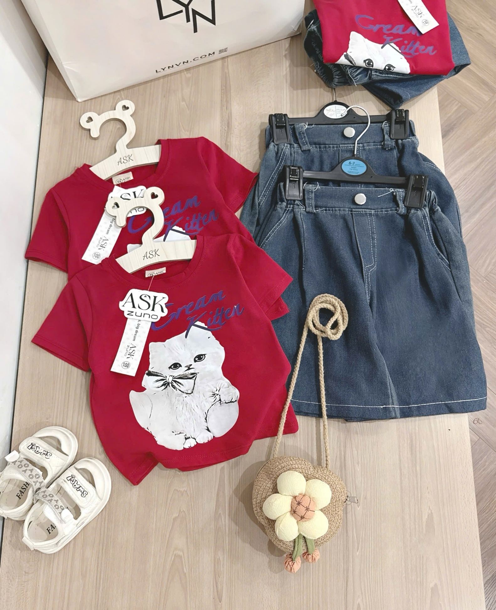 A621 - SET ÁO ĐỎ MÈO TRẮNG QUẦN JEAN NGỐ
