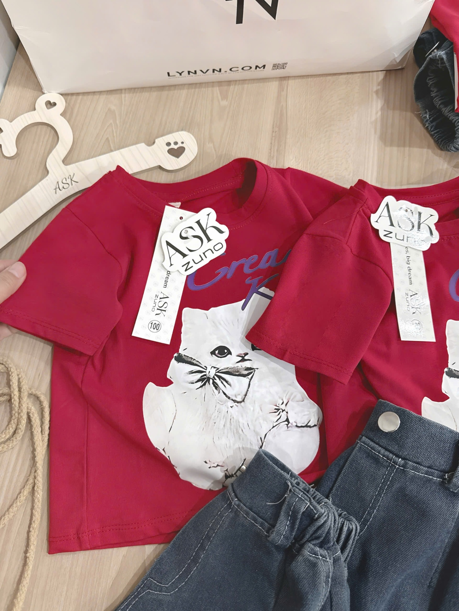 A621 - SET ÁO ĐỎ MÈO TRẮNG QUẦN JEAN NGỐ