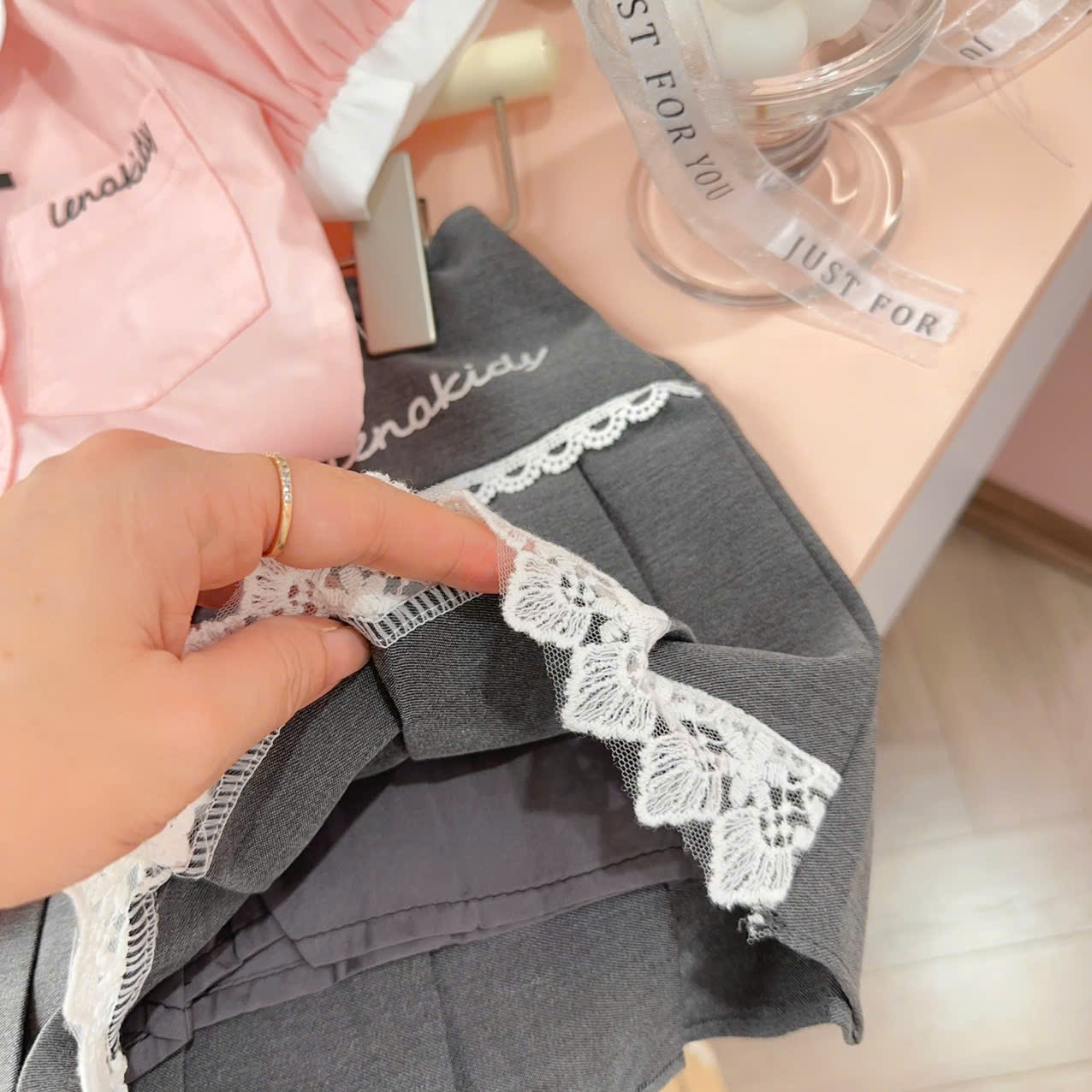 A912 - SET ÁO SƠ MI HỒNG CỔ SEN TRẮNG CV MÌ XÁM XẾP LY