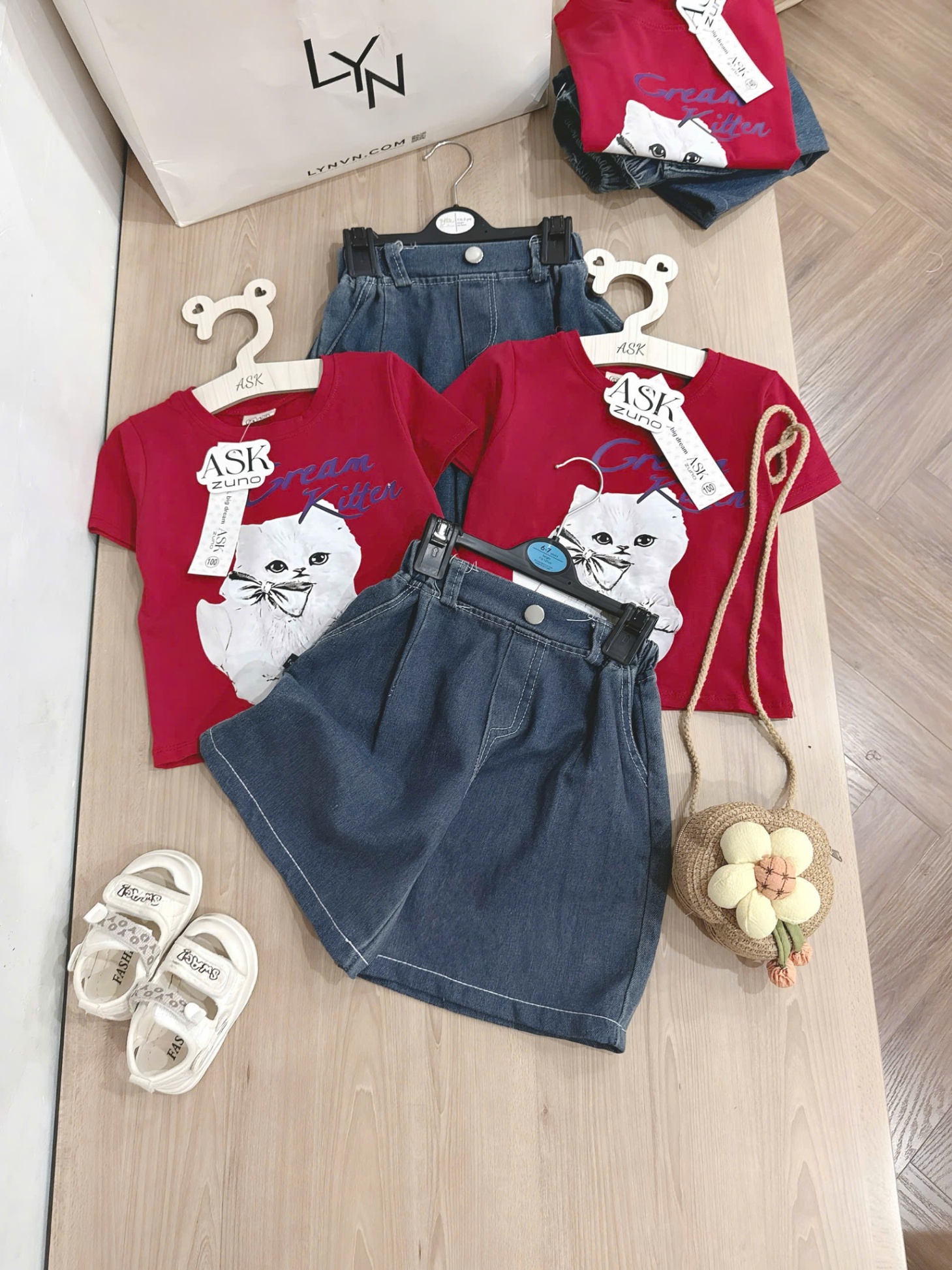 A621 - SET ÁO ĐỎ MÈO TRẮNG QUẦN JEAN NGỐ