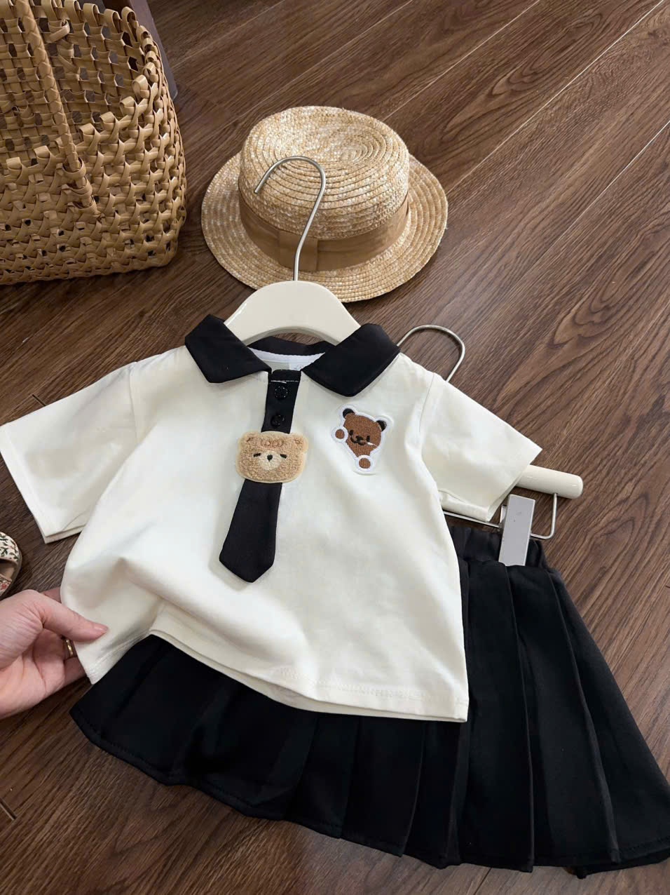 B752 - SET ÁO POLO GẤU CÀI CÀ VẠT CV XẾP LY ĐEN