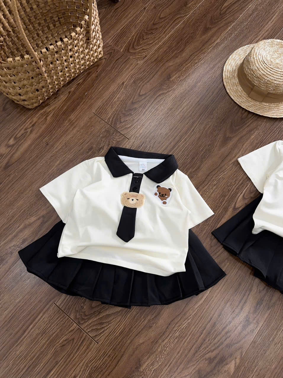 B752 - SET ÁO POLO GẤU CÀI CÀ VẠT CV XẾP LY ĐEN