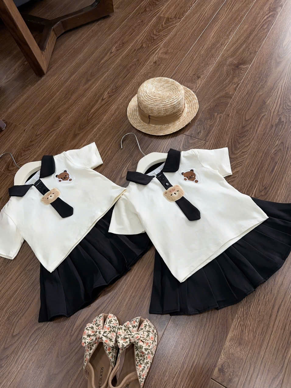 B752 - SET ÁO POLO GẤU CÀI CÀ VẠT CV XẾP LY ĐEN