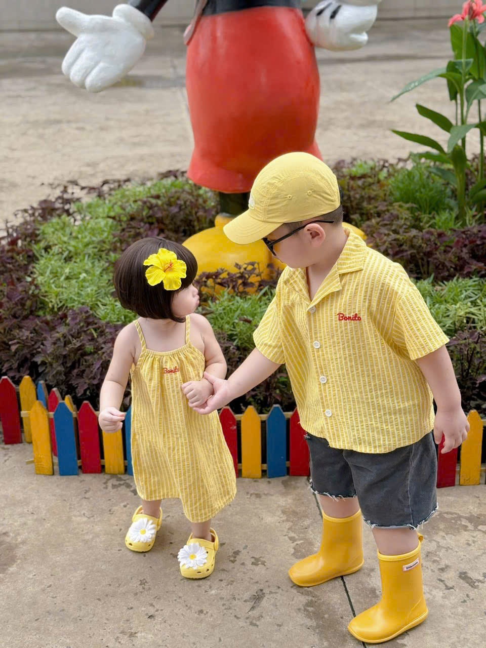 A884 -(GOM) SET VÁY BG BỘ BÉ TRAI SỌC VÀNG