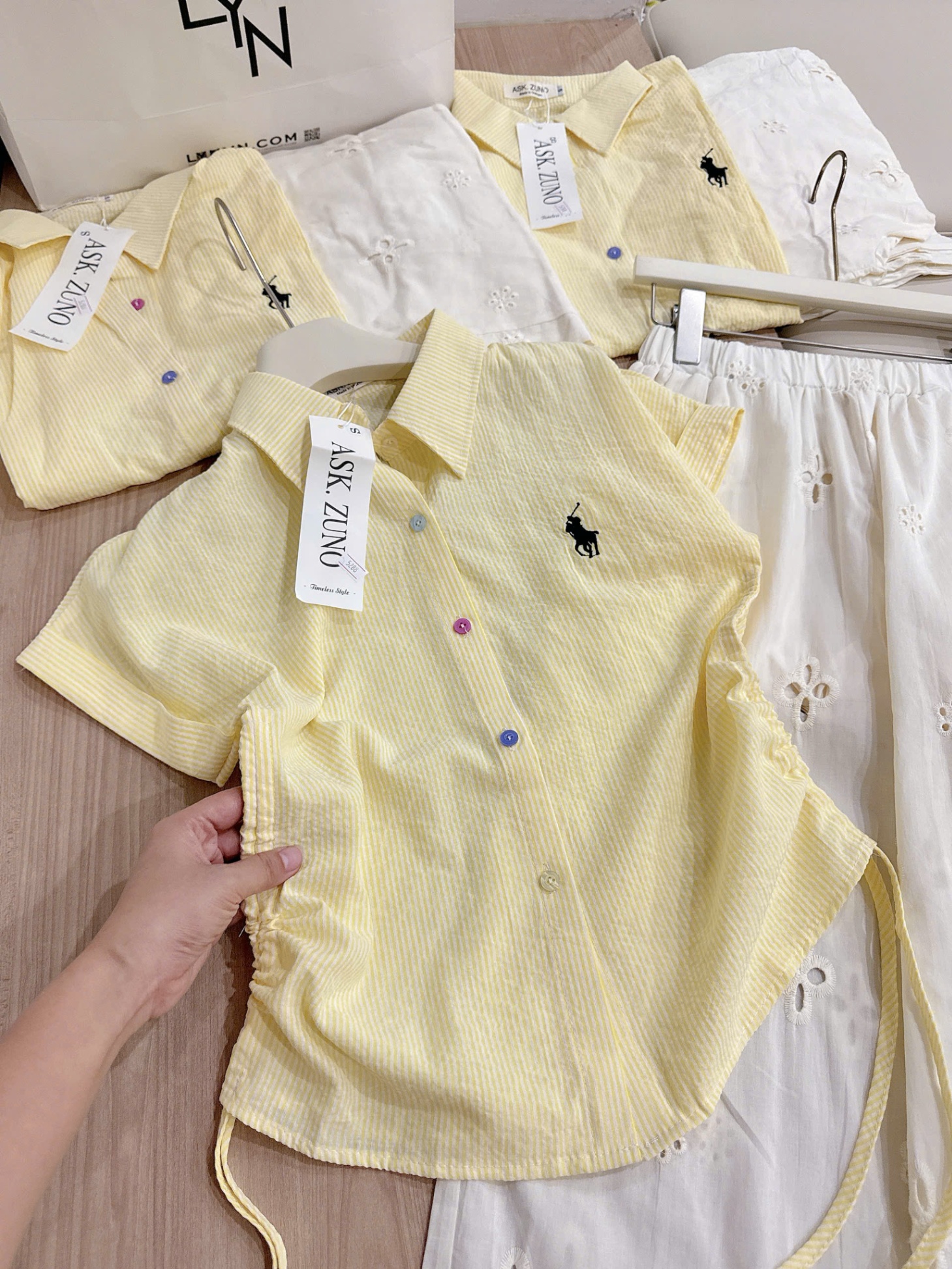 A800 - SET BỘ SƠ MI VÀNG RÚT EO NGỰA QUẦN ĐŨI THÊU HOA