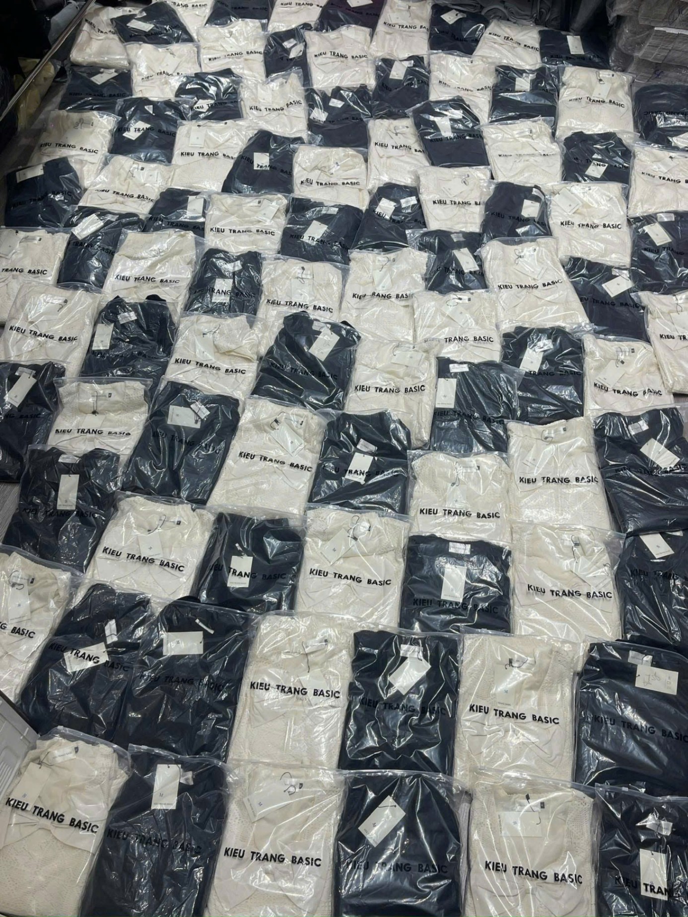 C213 - (GOM) SET ÁO REN MIX CHÂN VÁY XẾP LY