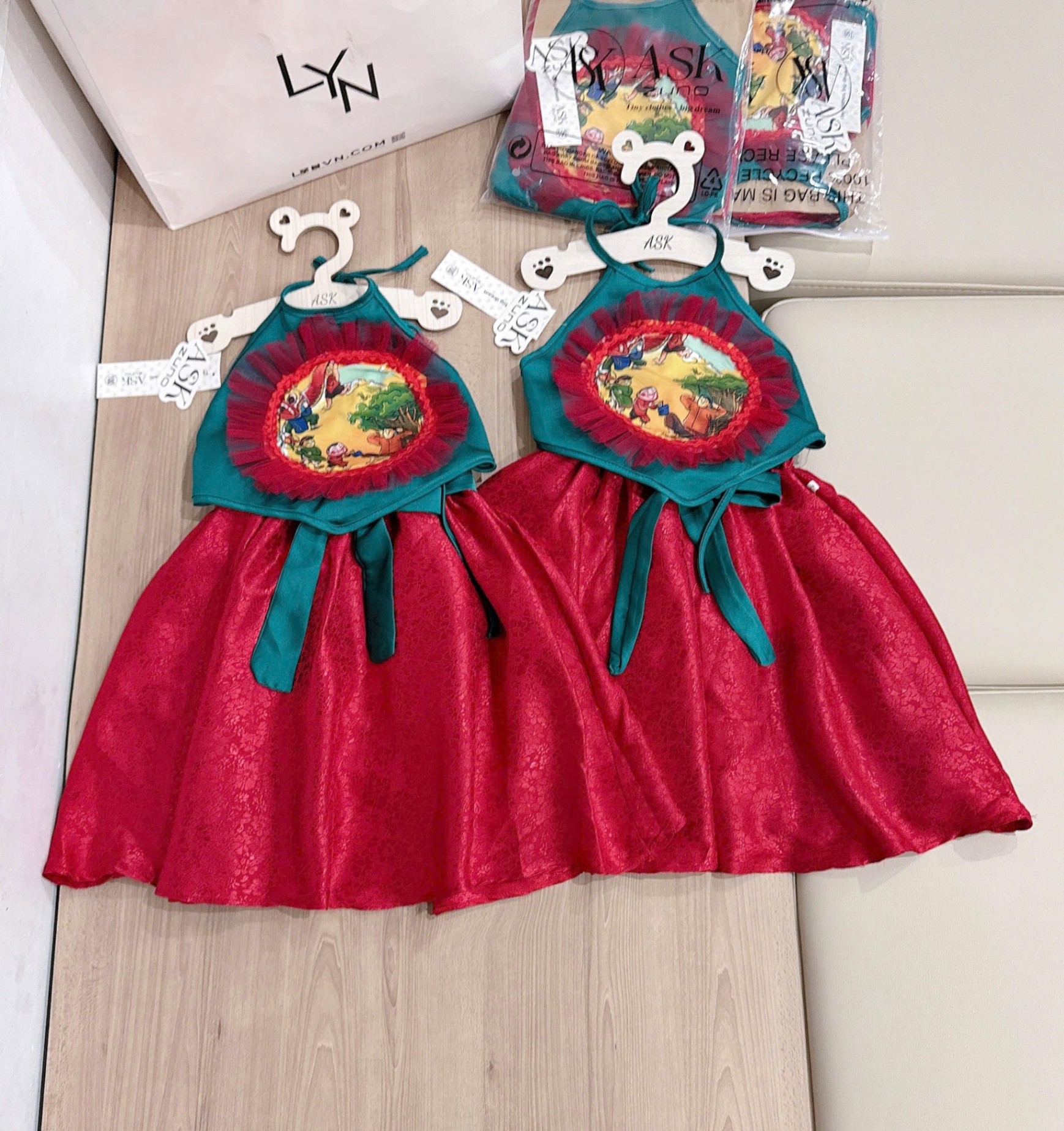 B592 - SET YẾM LỤA ĐỎ KÈM CHÂN VÁY GẤM