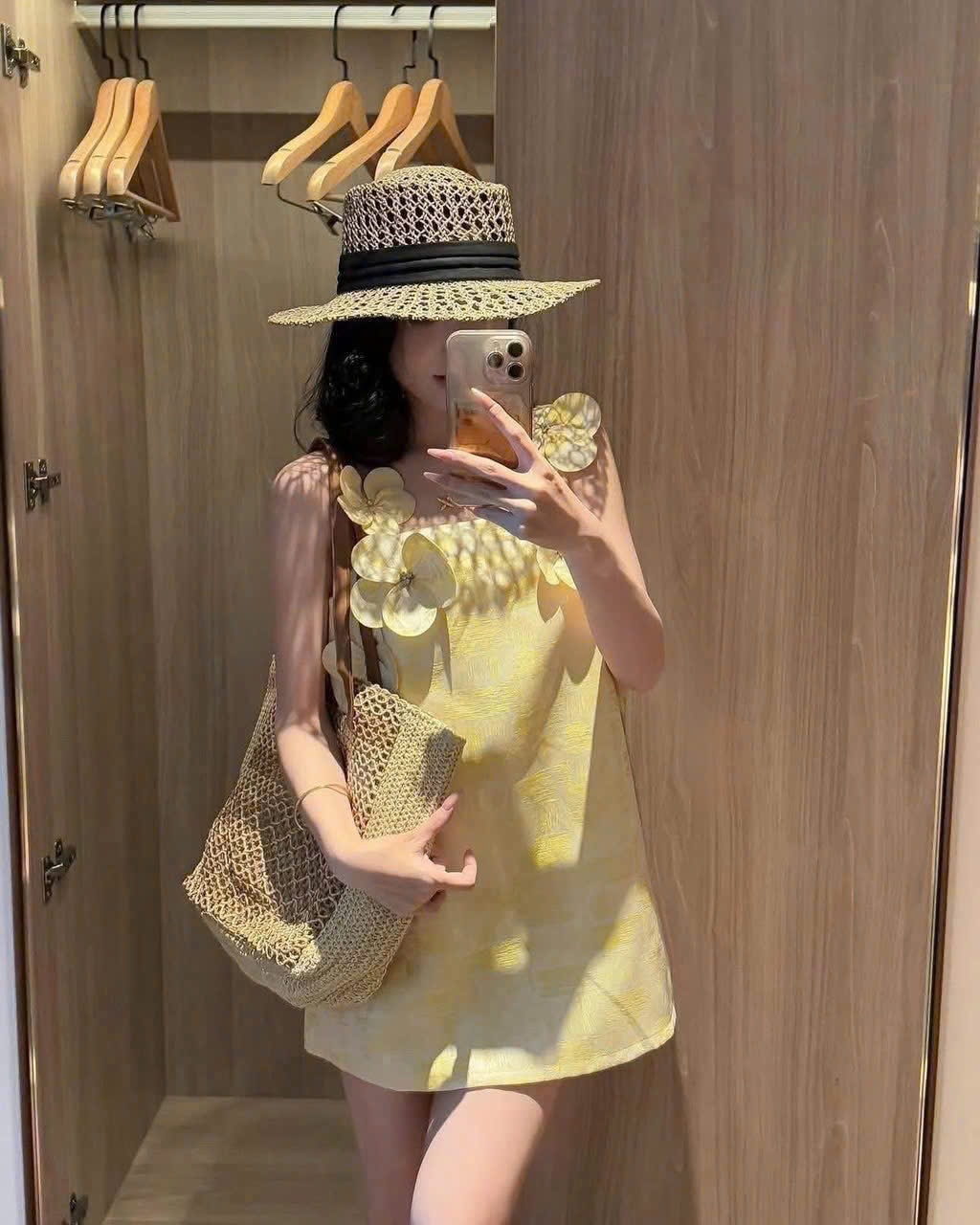 B856 - (GOM) VÁY VÀNG LOANG ĐÍNH HOA
