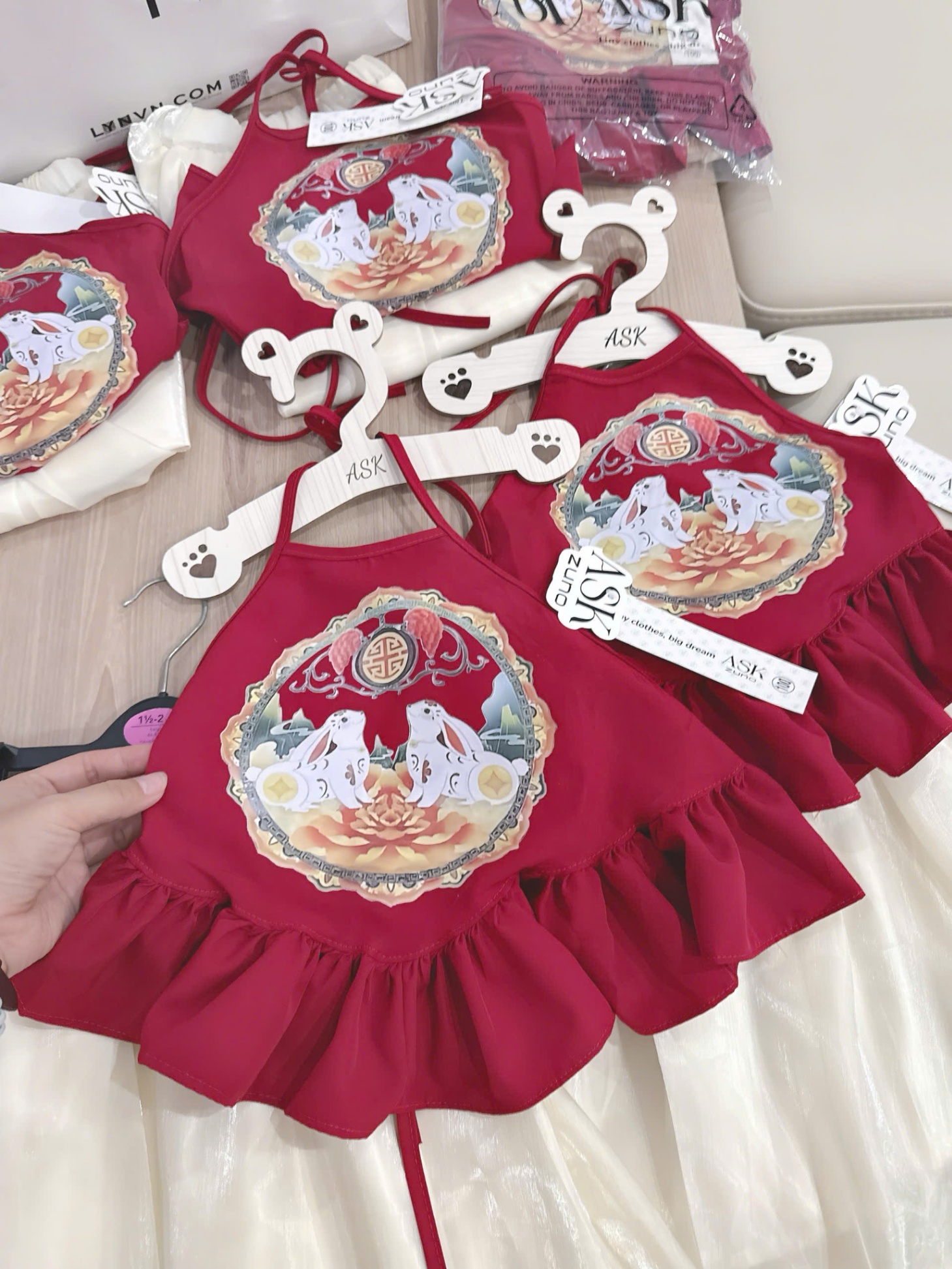 B617 - YẾM ĐỎ HÌNH THỎ QUẦN SUÔNG BE