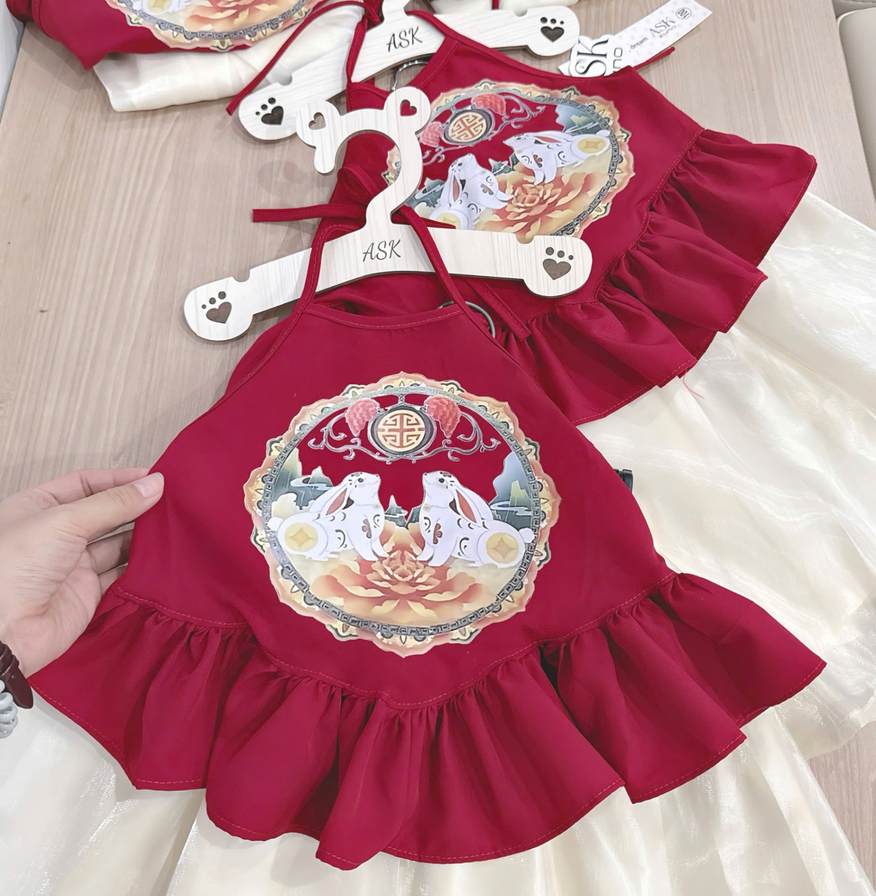 B617 - YẾM ĐỎ HÌNH THỎ QUẦN SUÔNG BE