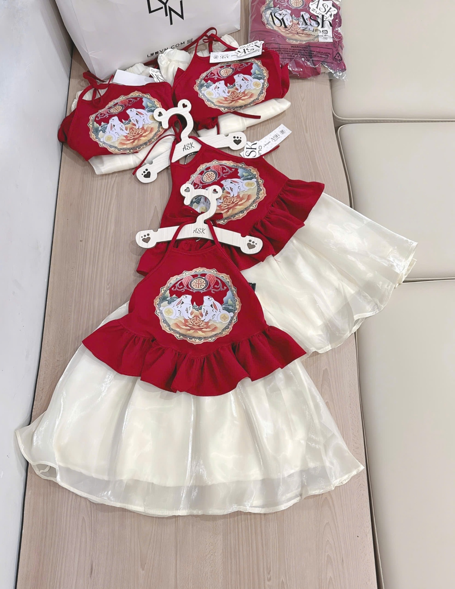 B617 - YẾM ĐỎ HÌNH THỎ QUẦN SUÔNG BE