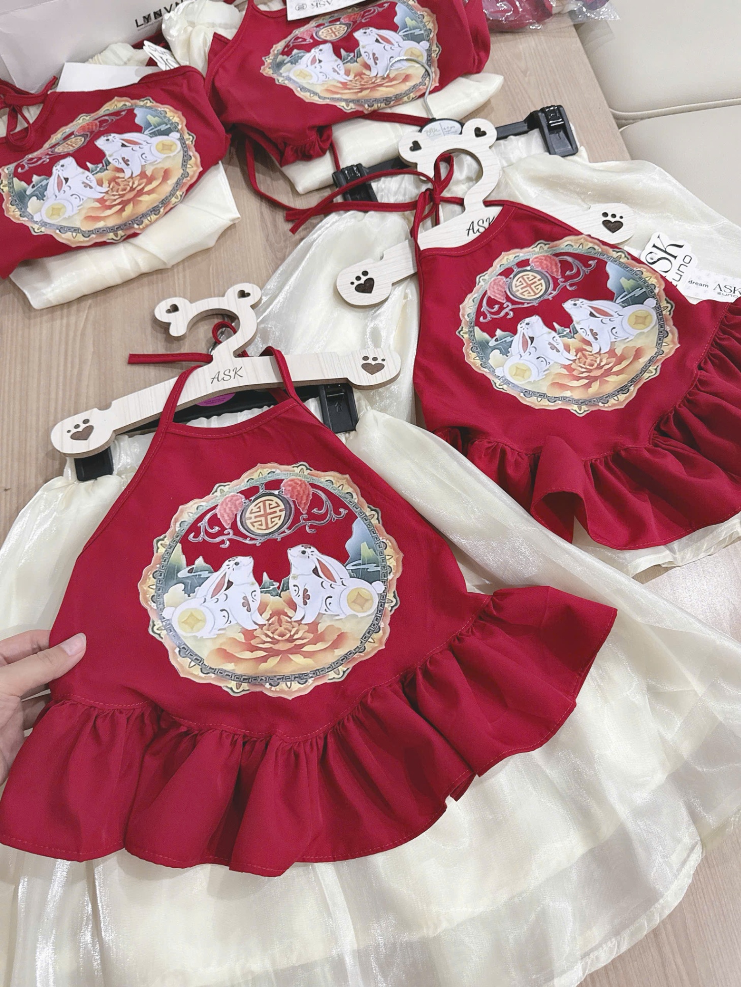 B617 - YẾM ĐỎ HÌNH THỎ QUẦN SUÔNG BE