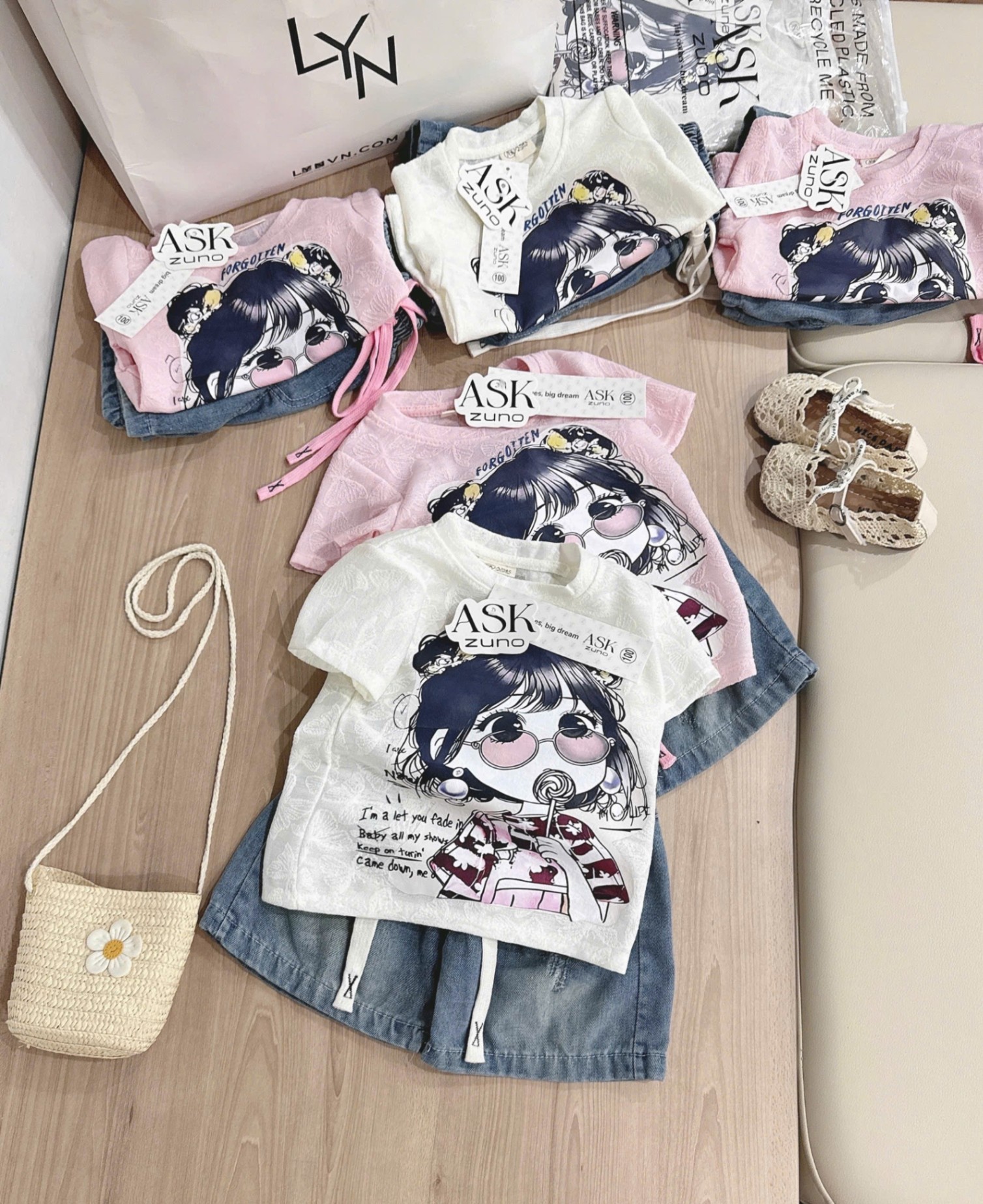 A517 - SET ÁO REN CÔ GÁI ĐEO KÍNH CẦM KẸO QUẦN JEAN