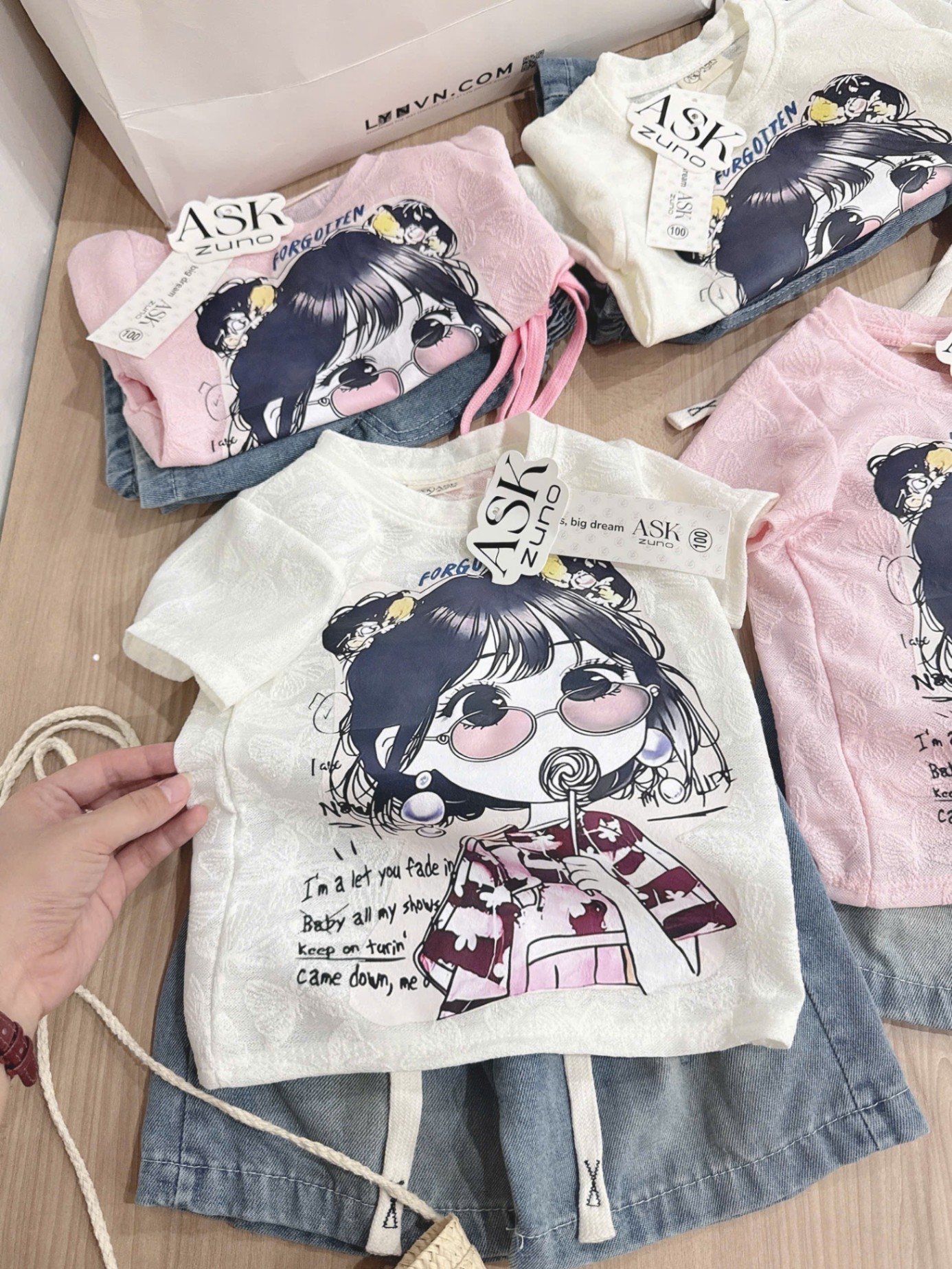 A517 - SET ÁO REN CÔ GÁI ĐEO KÍNH CẦM KẸO QUẦN JEAN