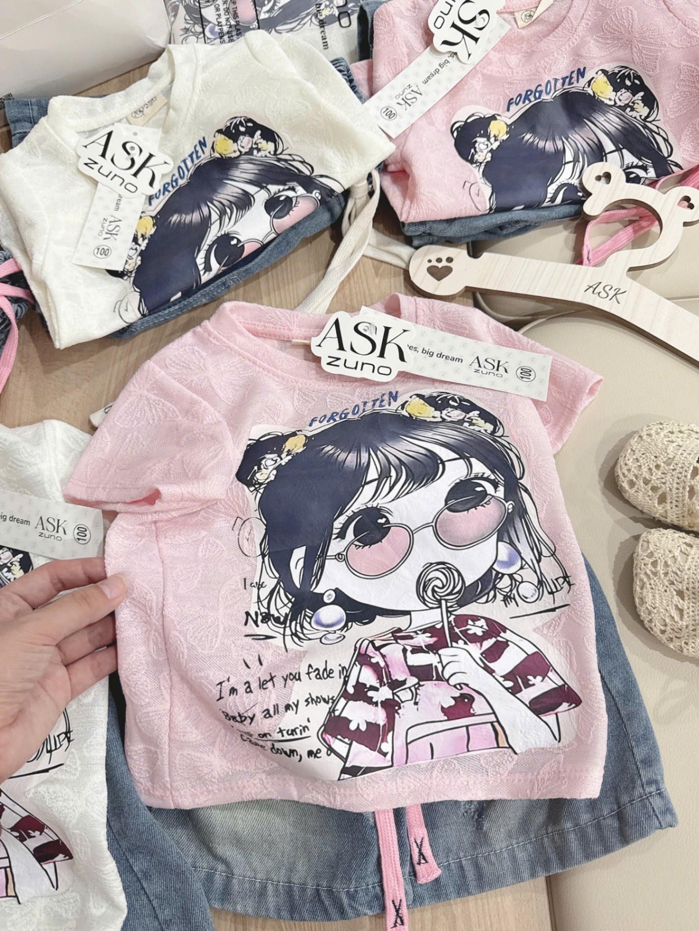 A517 - SET ÁO REN CÔ GÁI ĐEO KÍNH CẦM KẸO QUẦN JEAN