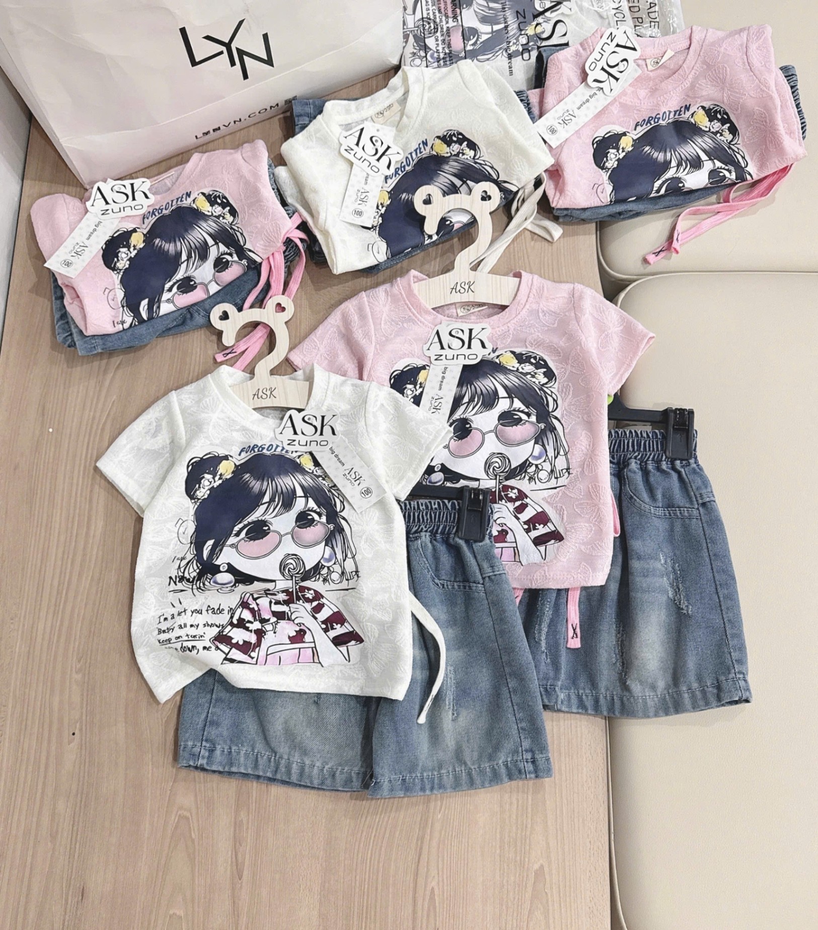 A517 - SET ÁO REN CÔ GÁI ĐEO KÍNH CẦM KẸO QUẦN JEAN