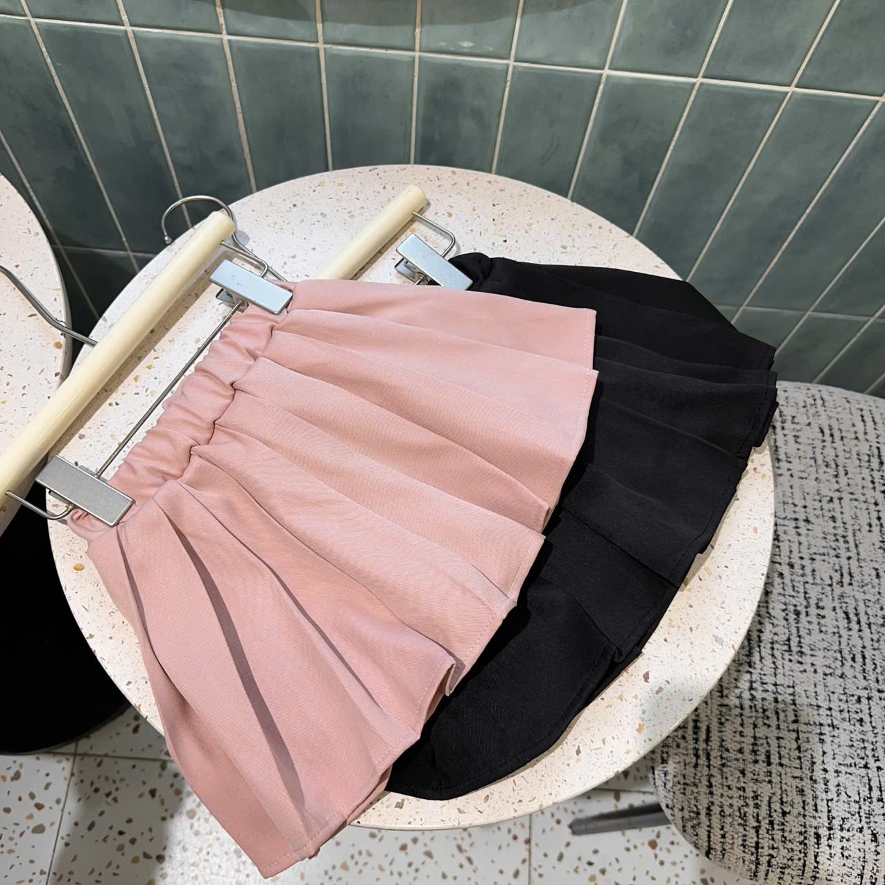 A119 - SET ÁO SƠ MI KEM THÊU THỎ CHÂN VÁY XẾP LY HỒNG ĐEN