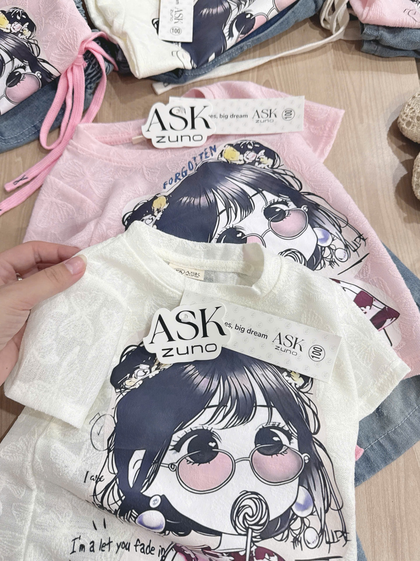 A517 - SET ÁO REN CÔ GÁI ĐEO KÍNH CẦM KẸO QUẦN JEAN