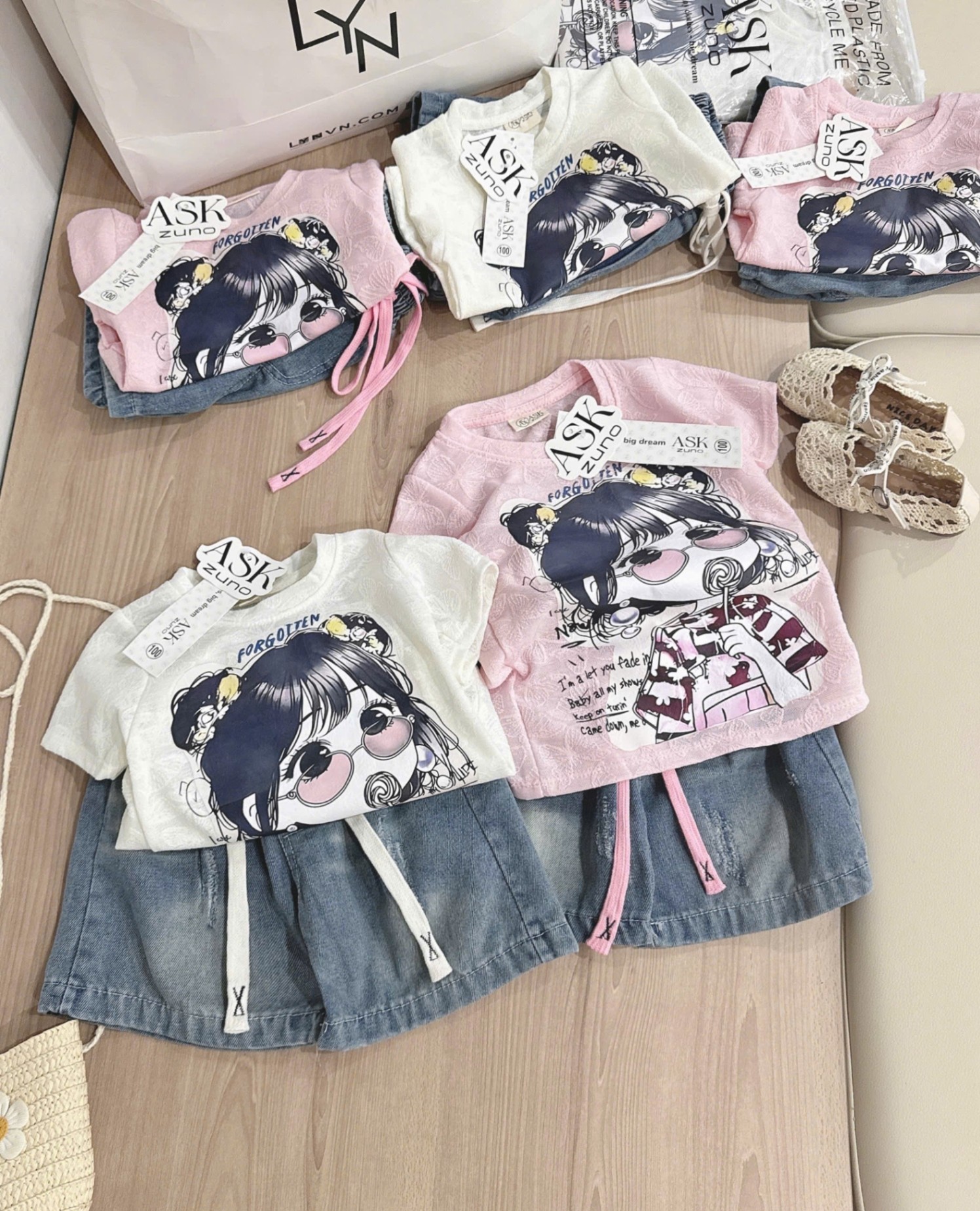 A517 - SET ÁO REN CÔ GÁI ĐEO KÍNH CẦM KẸO QUẦN JEAN
