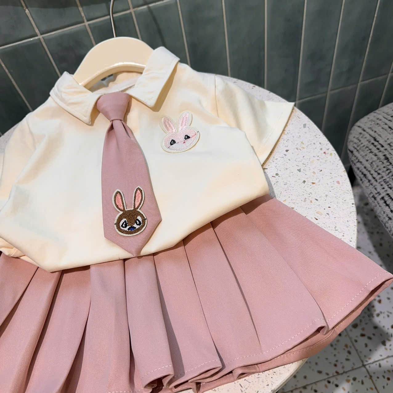 A119 - SET ÁO SƠ MI KEM THÊU THỎ CHÂN VÁY XẾP LY HỒNG ĐEN