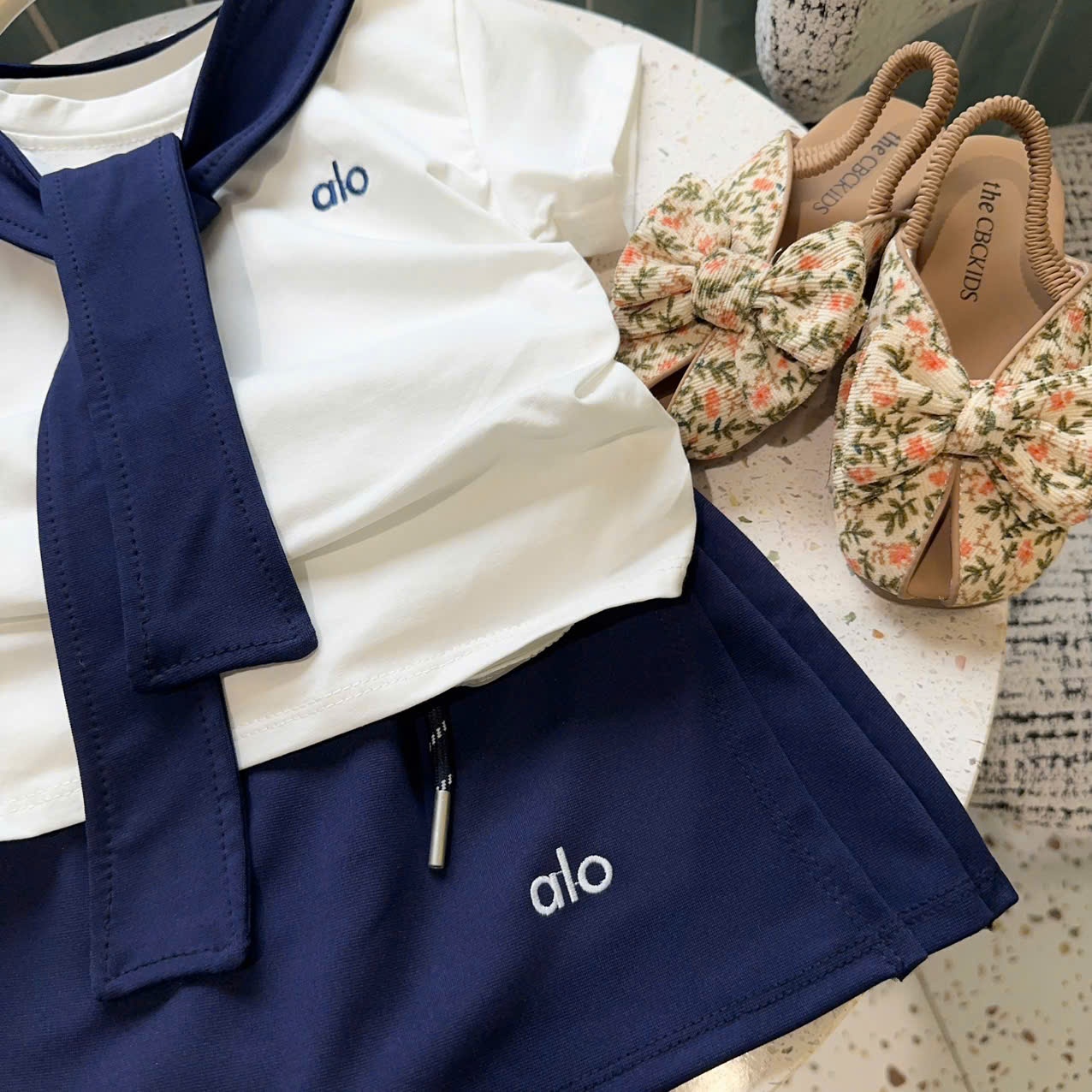 A590 - SET ÁO PHÔNG TRẮNG ALO CV CHỮ A KÈM KHĂN CHOÀNG