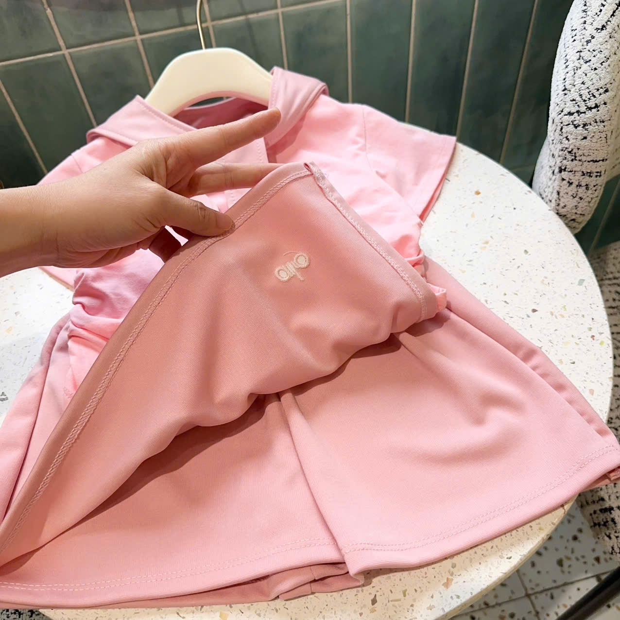 A590 - SET ÁO PHÔNG TRẮNG ALO CV CHỮ A KÈM KHĂN CHOÀNG