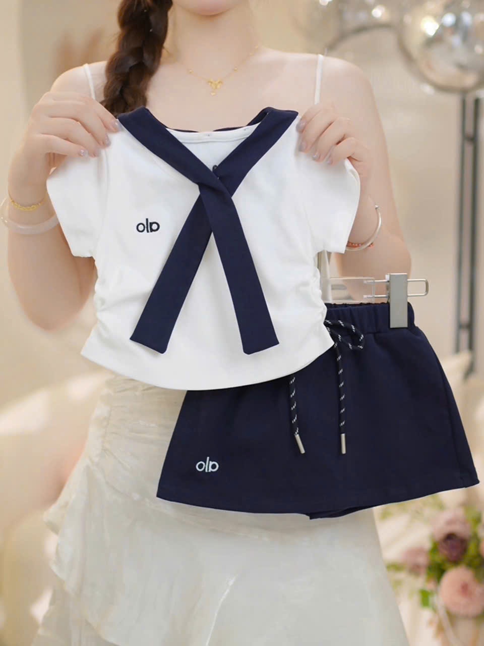 A590 - SET ÁO PHÔNG TRẮNG ALO CV CHỮ A KÈM KHĂN CHOÀNG