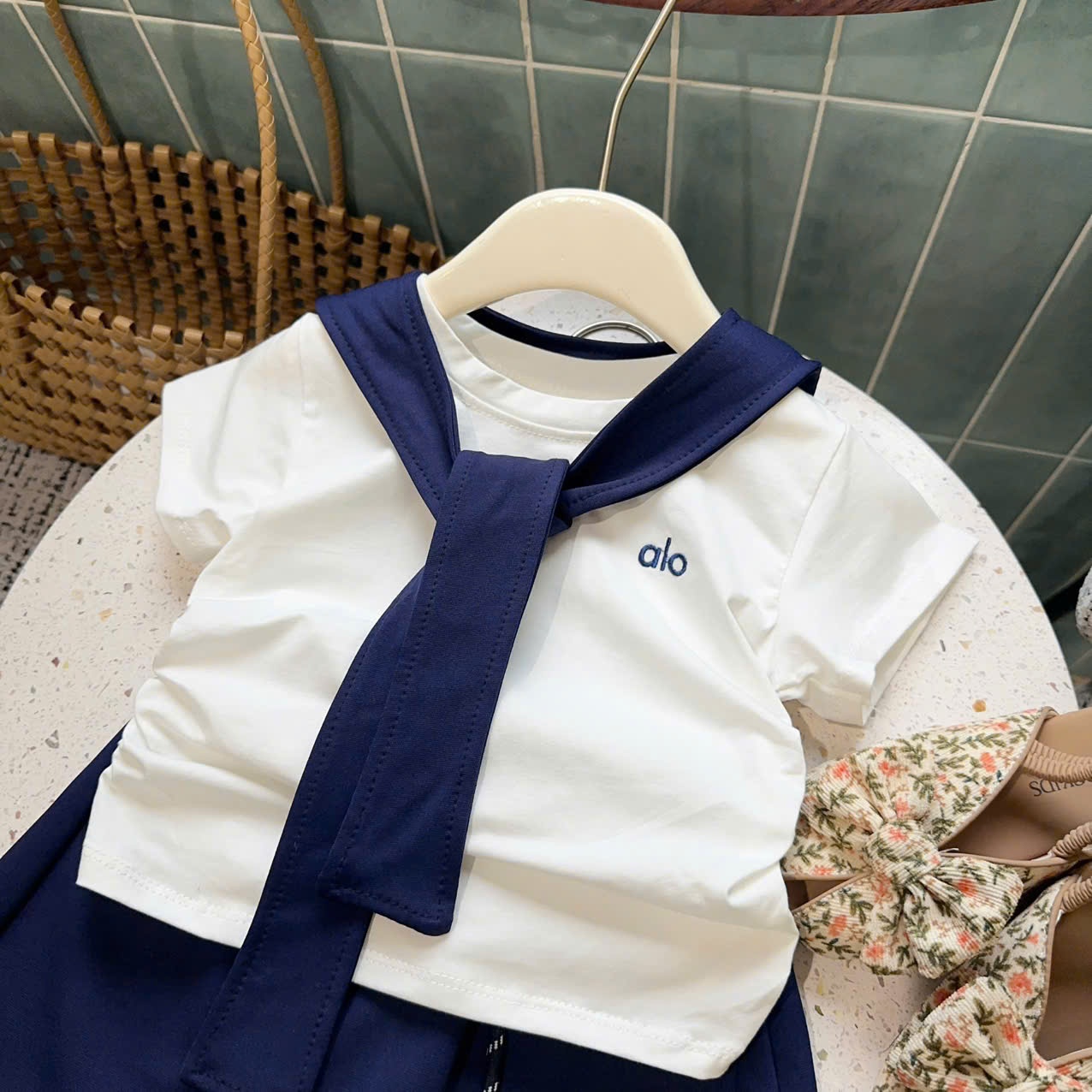 A590 - SET ÁO PHÔNG TRẮNG ALO CV CHỮ A KÈM KHĂN CHOÀNG