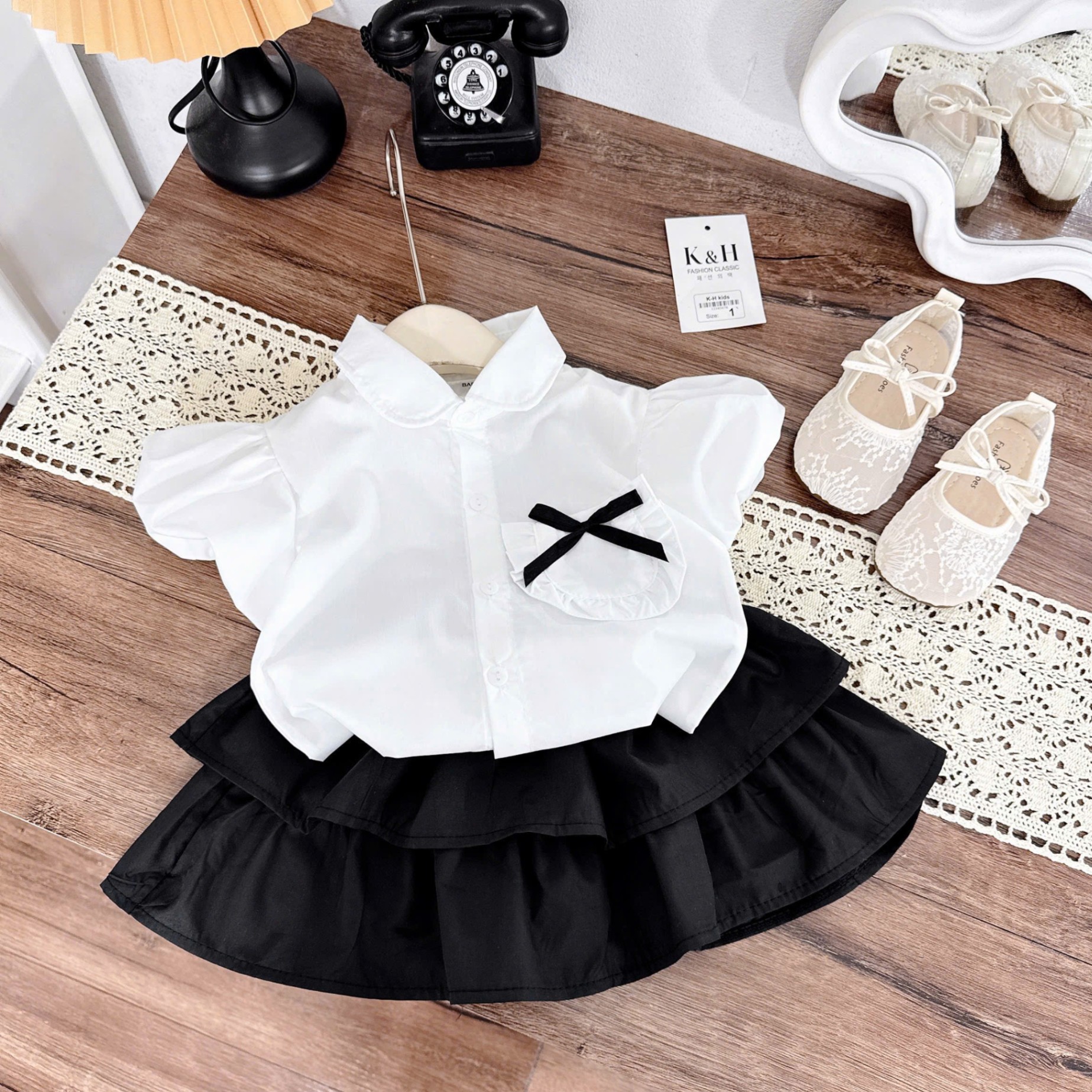 A378 - (GOM) SET ÁO SƠ MI TRẮNG TÚI NGỰC ĐÍNH NƠ CV ĐEN