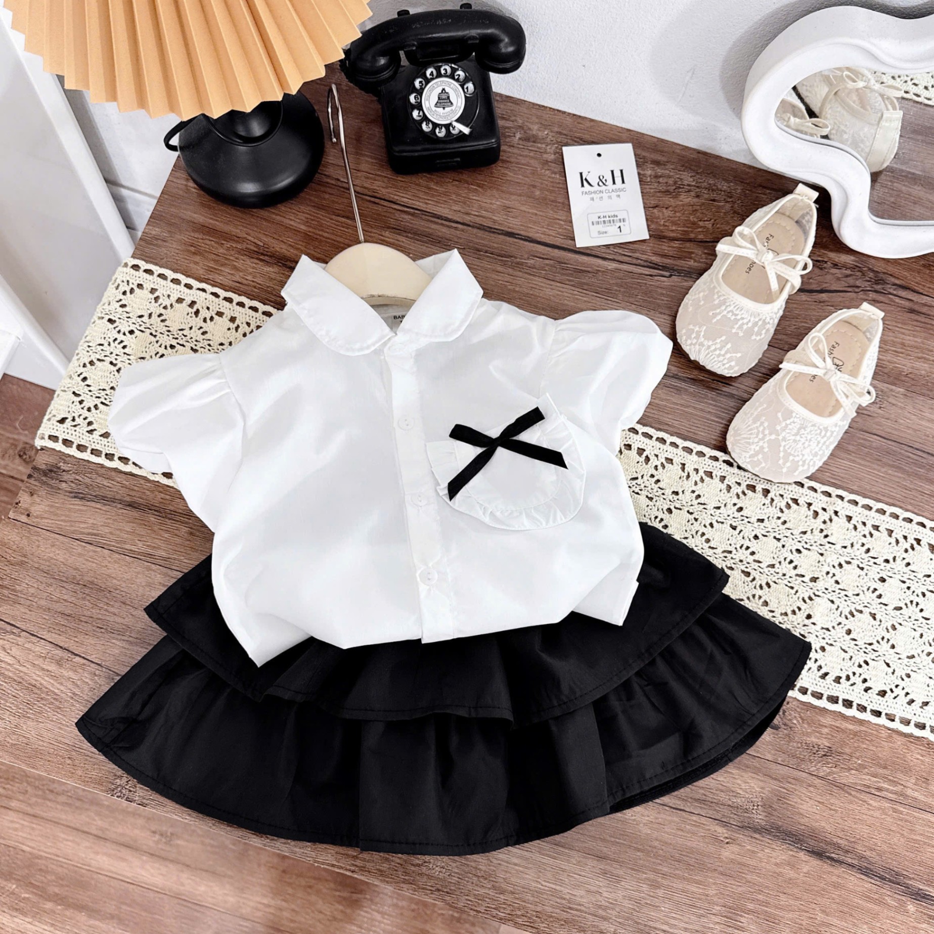 A378 - (GOM) SET ÁO SƠ MI TRẮNG TÚI NGỰC ĐÍNH NƠ CV ĐEN