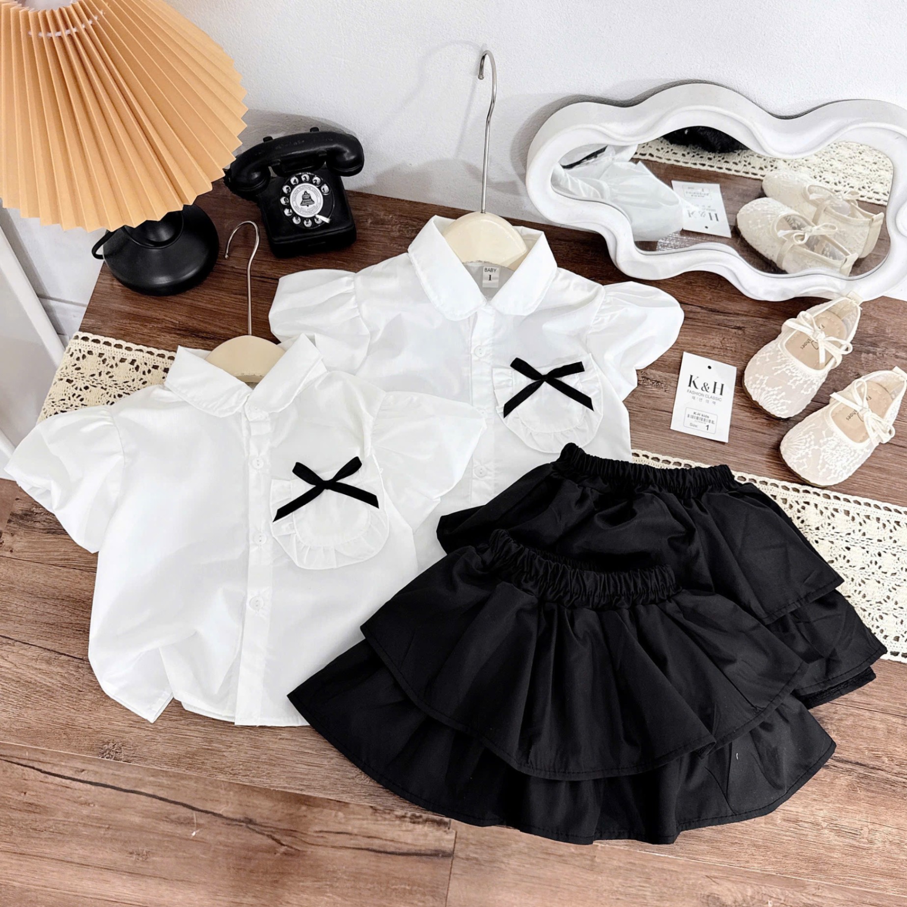A378 - (GOM) SET ÁO SƠ MI TRẮNG TÚI NGỰC ĐÍNH NƠ CV ĐEN