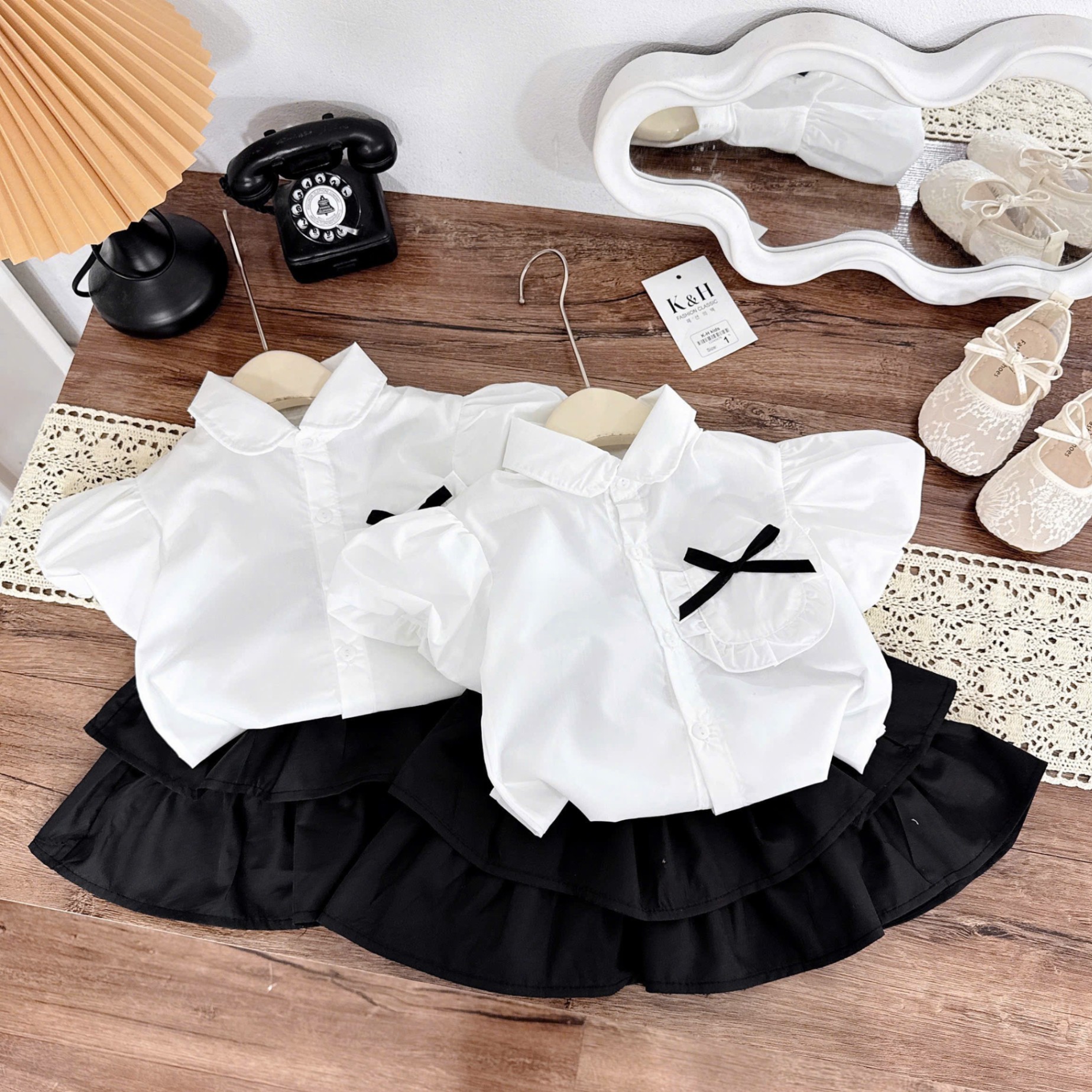 A378 - (GOM) SET ÁO SƠ MI TRẮNG TÚI NGỰC ĐÍNH NƠ CV ĐEN