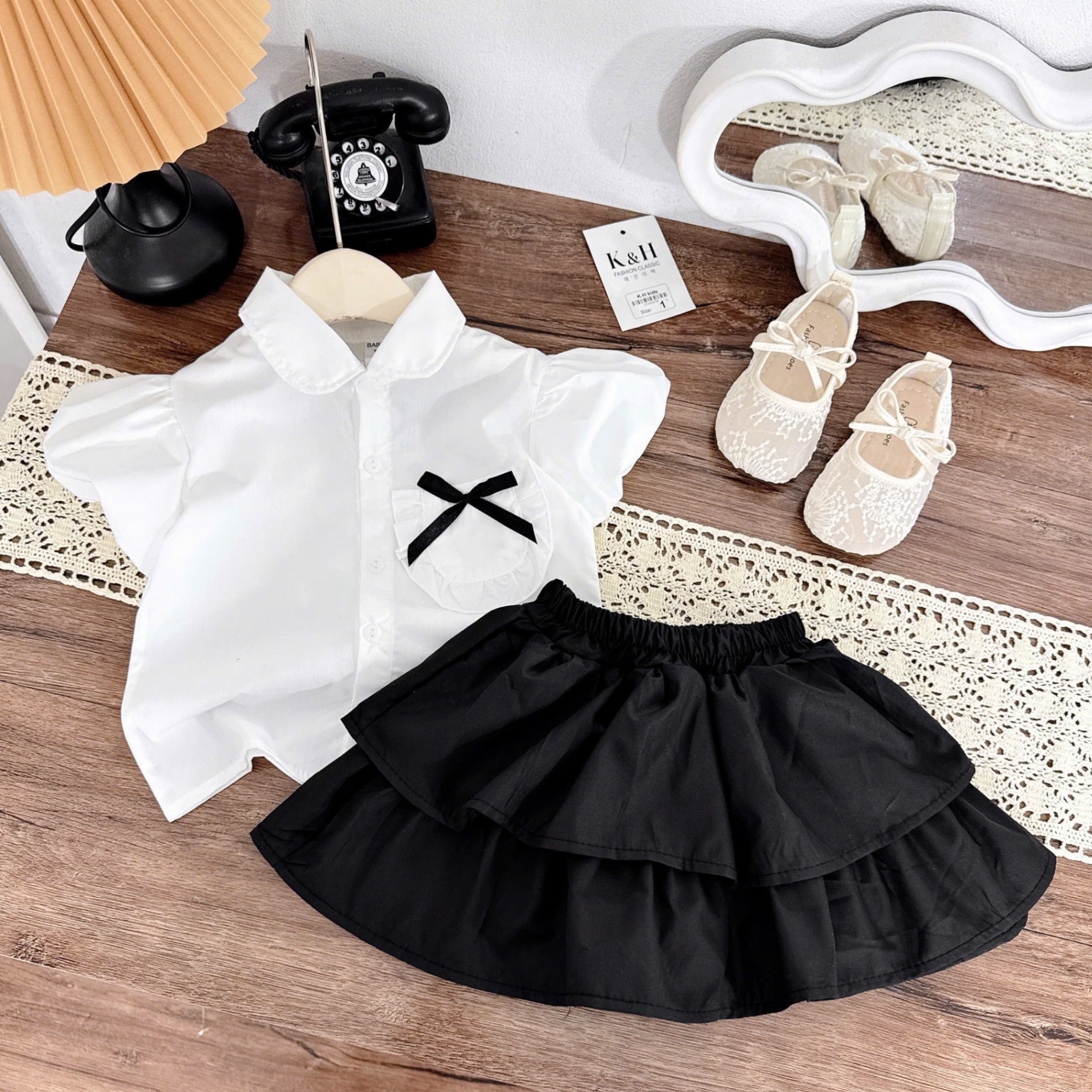 A378 - (GOM) SET ÁO SƠ MI TRẮNG TÚI NGỰC ĐÍNH NƠ CV ĐEN