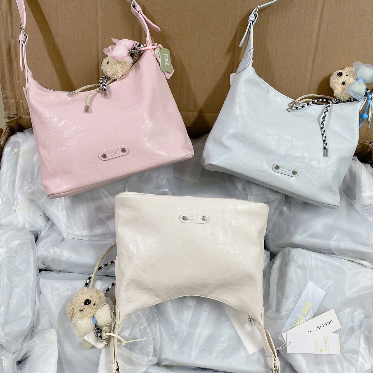 B505 - TÚI XÁCH CHIO SIZE 27 KÈM CHARM GẤU NƠ