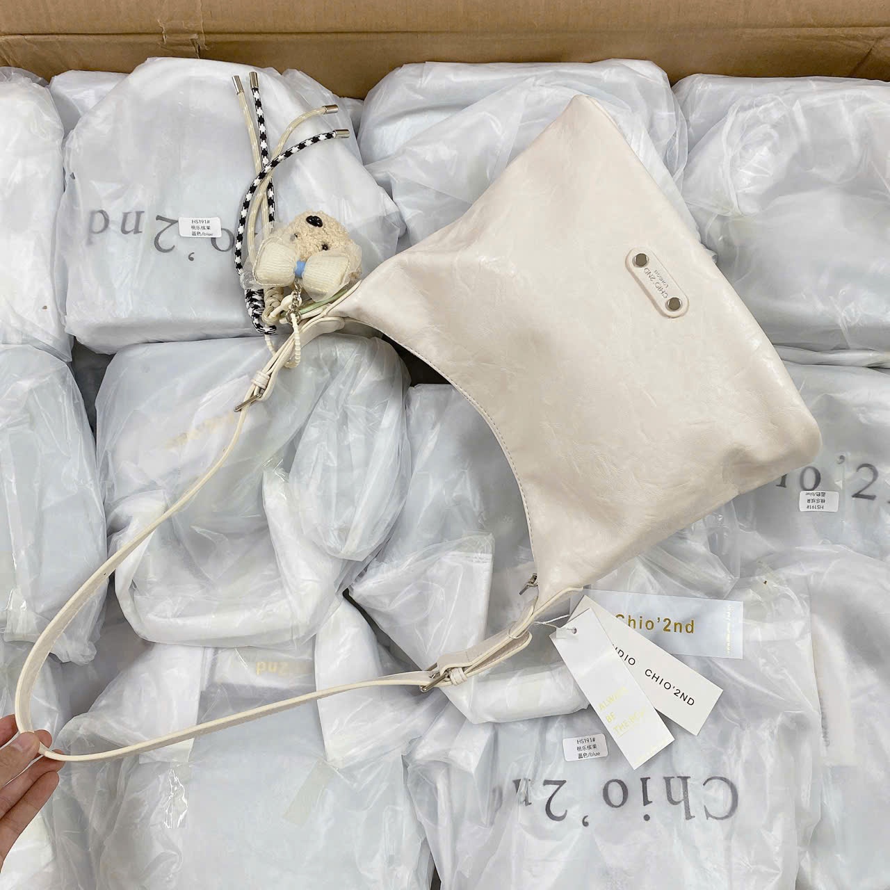 B505 - TÚI XÁCH CHIO SIZE 27 KÈM CHARM GẤU NƠ