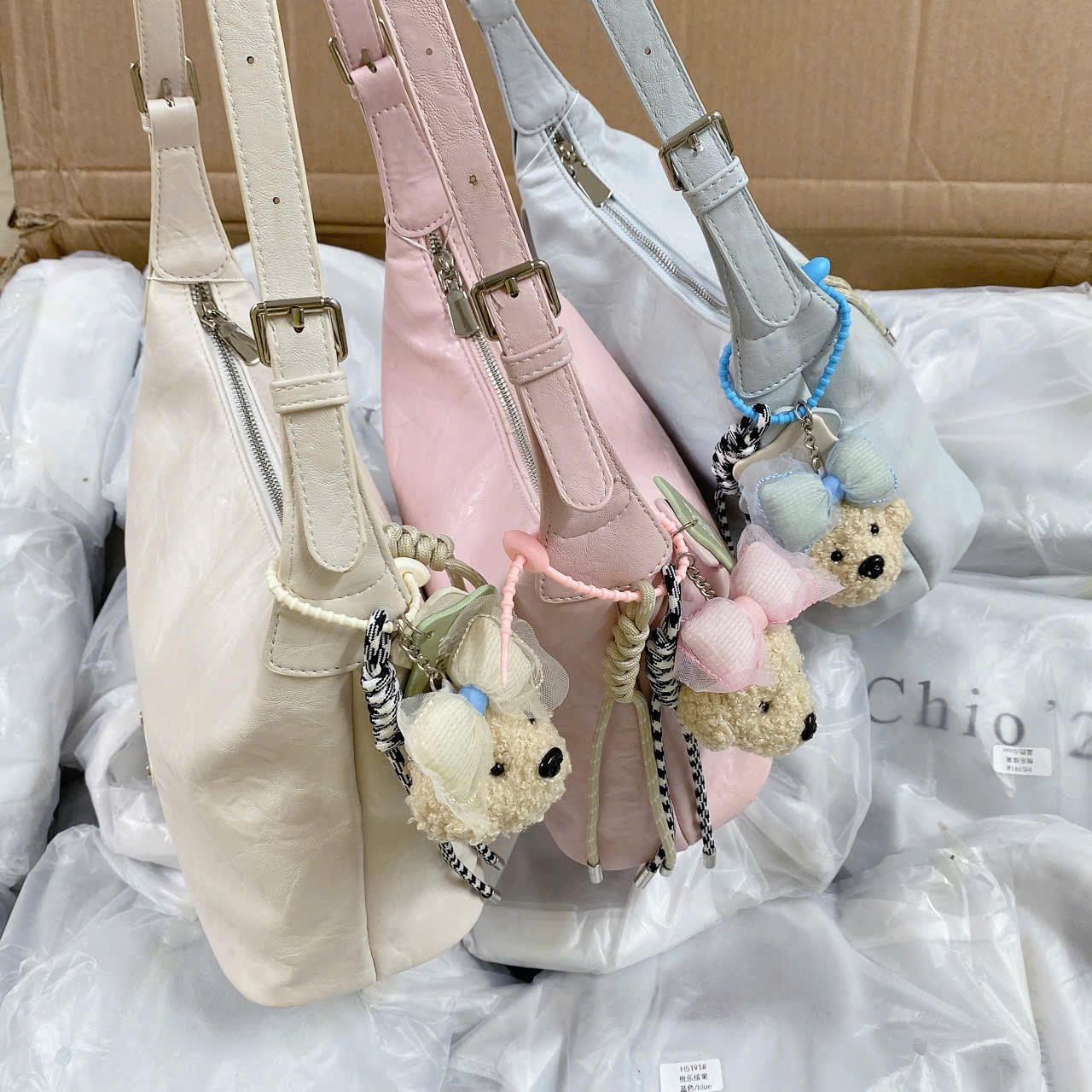 B505 - TÚI XÁCH CHIO SIZE 27 KÈM CHARM GẤU NƠ