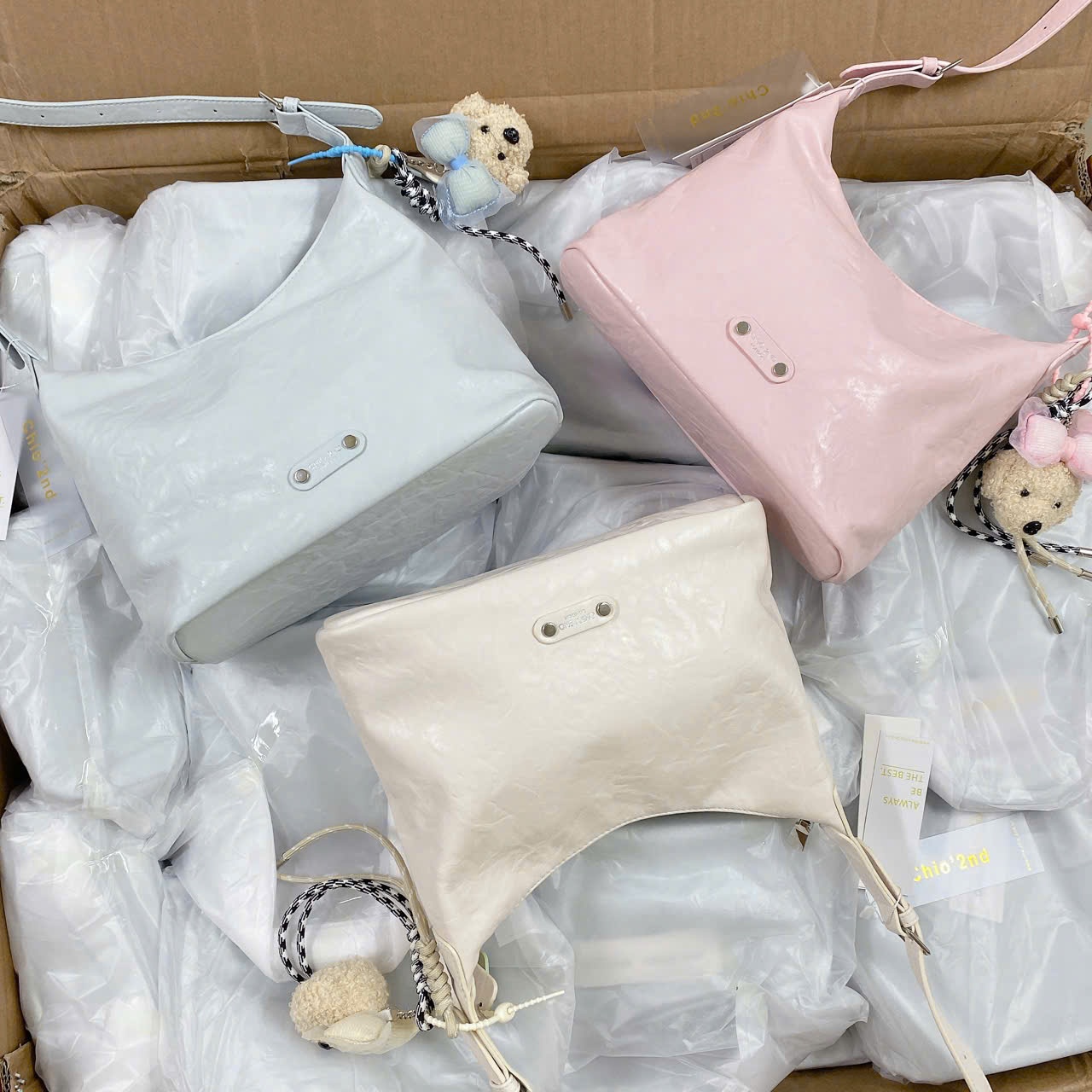B505 - TÚI XÁCH CHIO SIZE 27 KÈM CHARM GẤU NƠ
