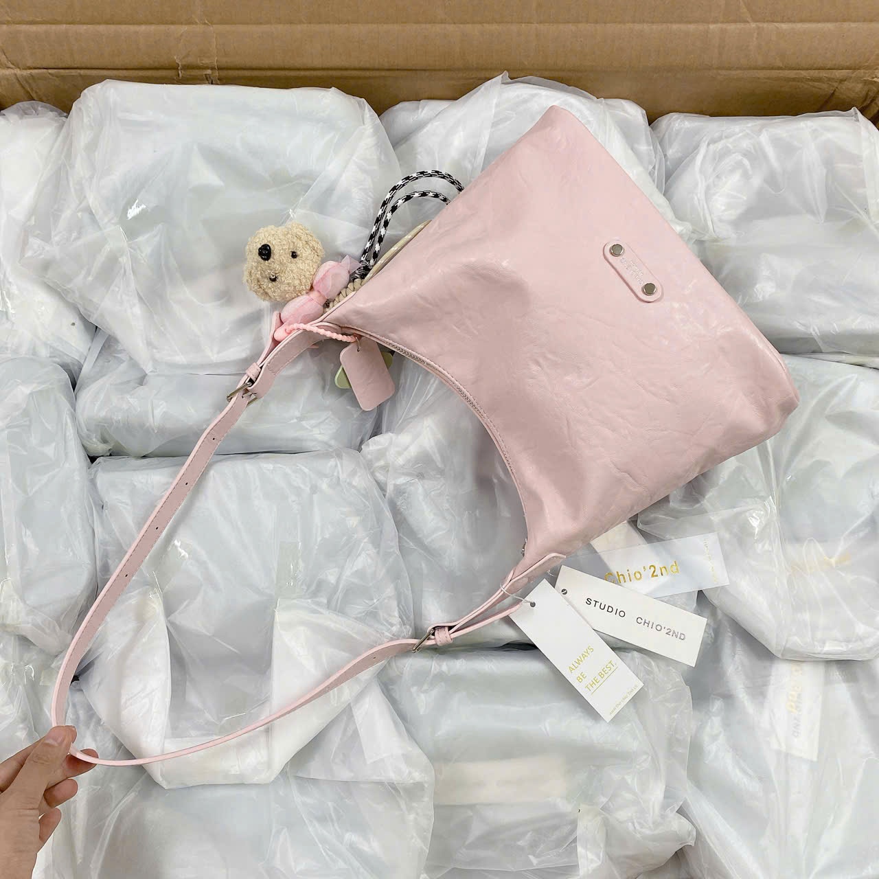 B505 - TÚI XÁCH CHIO SIZE 27 KÈM CHARM GẤU NƠ